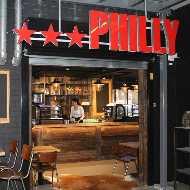 Philly Café Philly Café is de foodcorner in de vestiging DAKA Sports in Rotterdam Blijdorp. Hier komt winkelend publiek even op adem en geniet van een kopje koffie, iets lekkers en een verse panini.