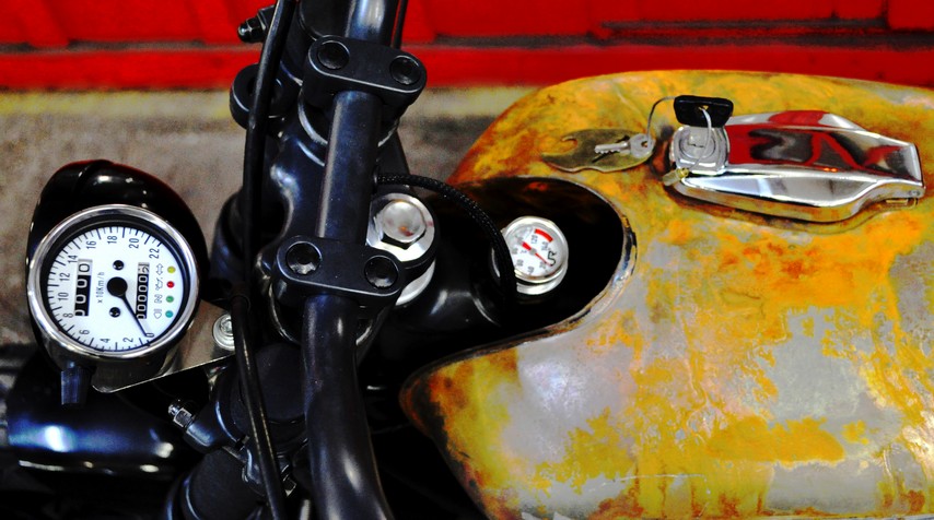 A chemically rusted genuine Yamaha 500 SR tank mounted on a totally renewed Yamaha 500 SR.