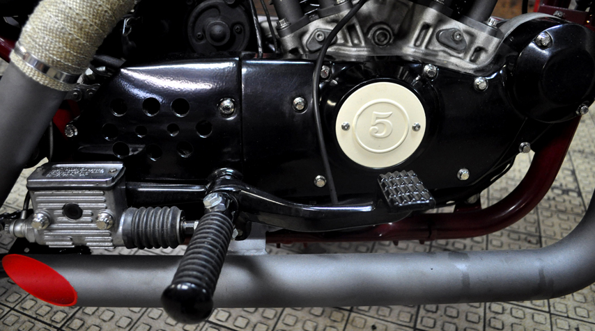 All engine covers painted in shiny black powder coated painting. As well as the footpegs.