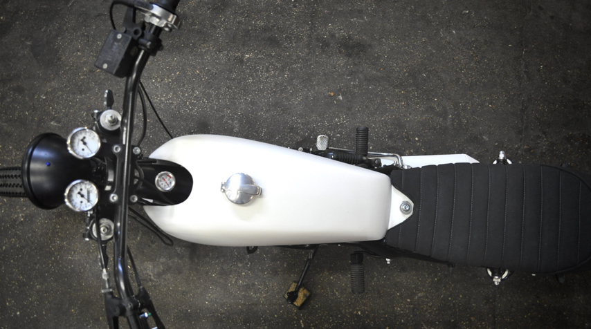 Bespoke resin tank coming with a "Monza" fuel cap. Matt white painted.