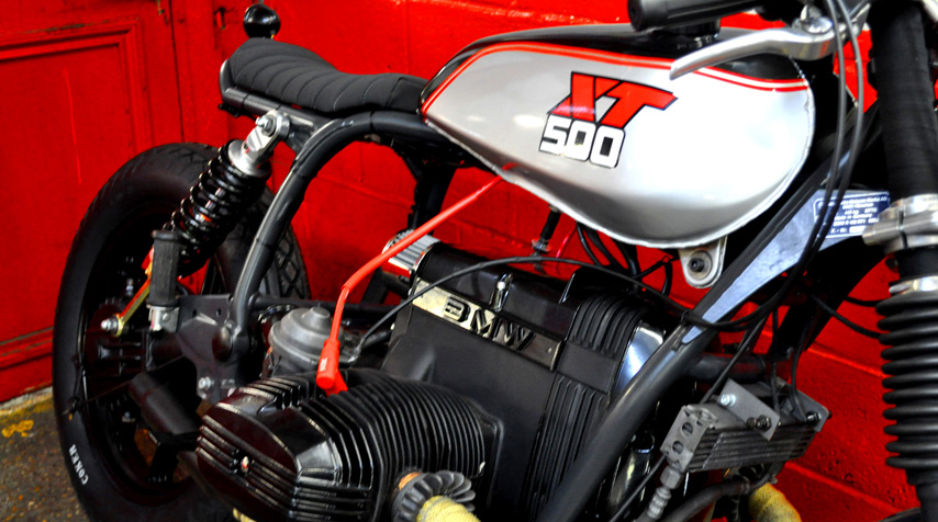 The tank comes from a Yamaha 500XT. As usual, mounted as found. 100% bespoke seat.