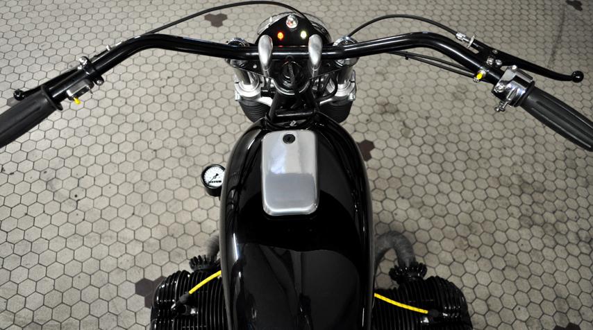 - Vintage Triumph handlebar - Vintage Honda CB 125 S tank - A shiny black paint job was done + chrome job of the fuel tank lid.