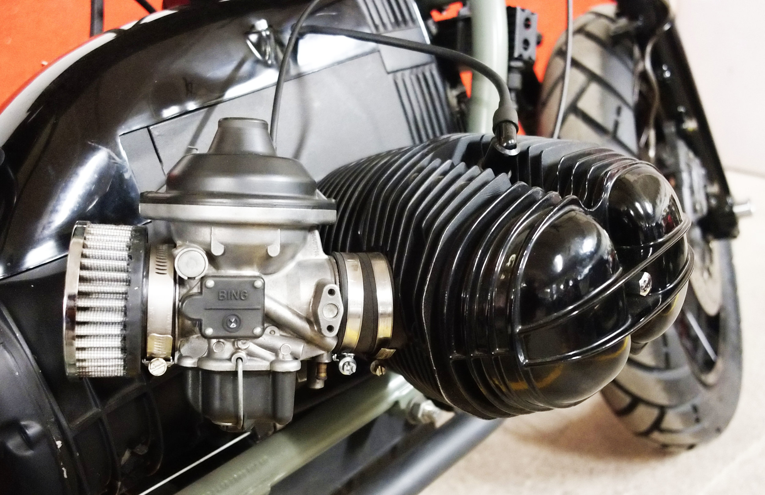 - Fully reconditioned and re-jetted Bing carburetors; - K&N air filters; - ceramic black painting of top and cup of the carburetors.