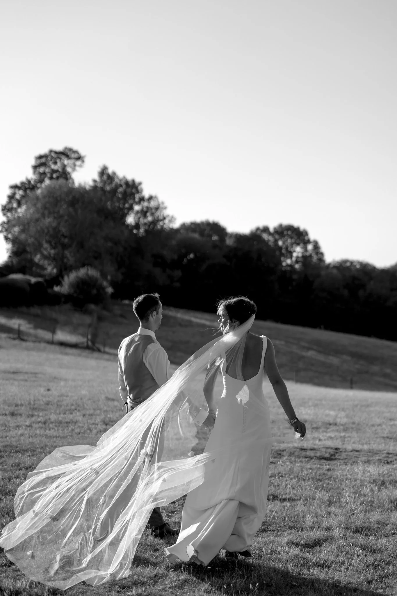 hannah &amp; Oskars stylish wedding at home