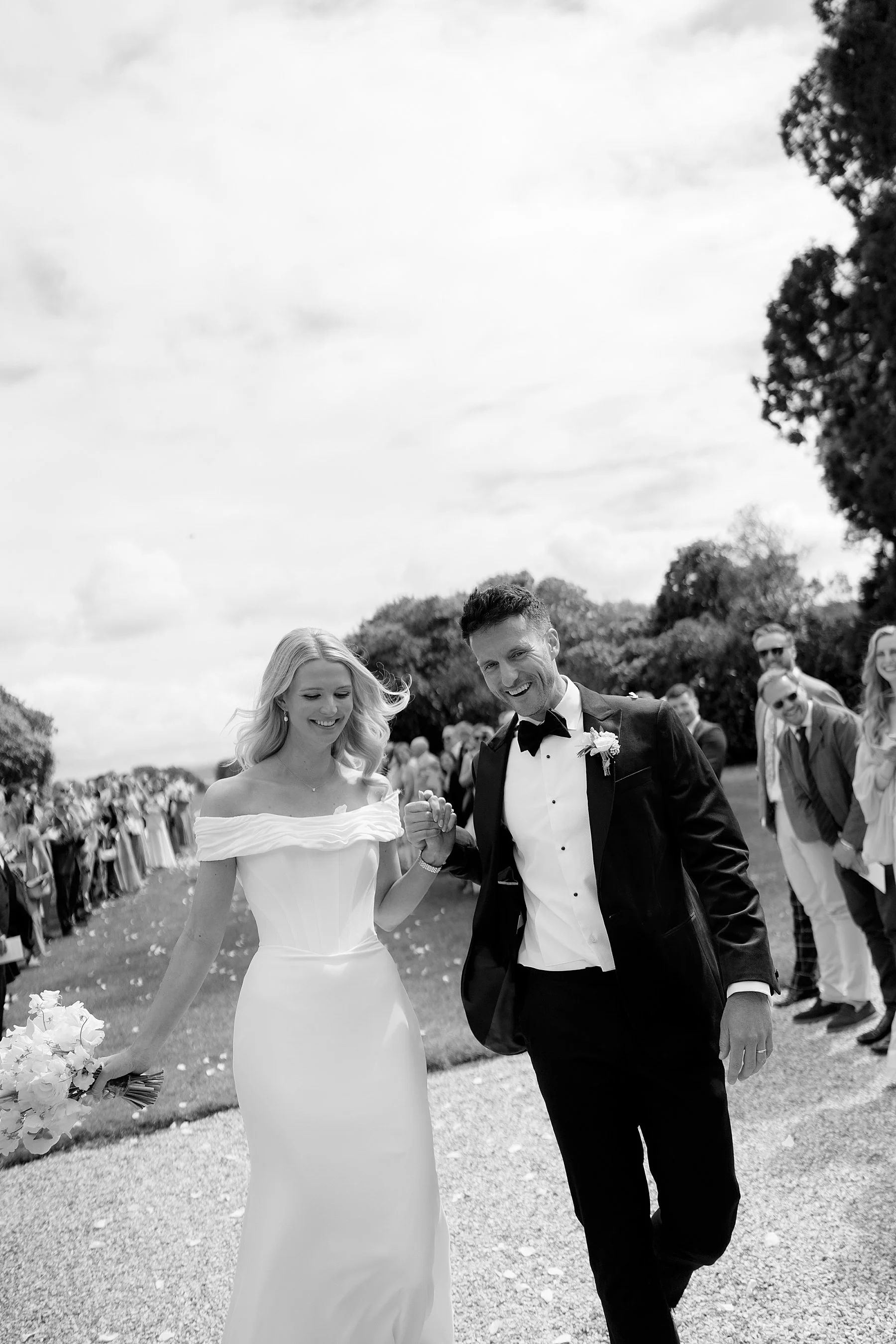 brides and groom during confetti aisle