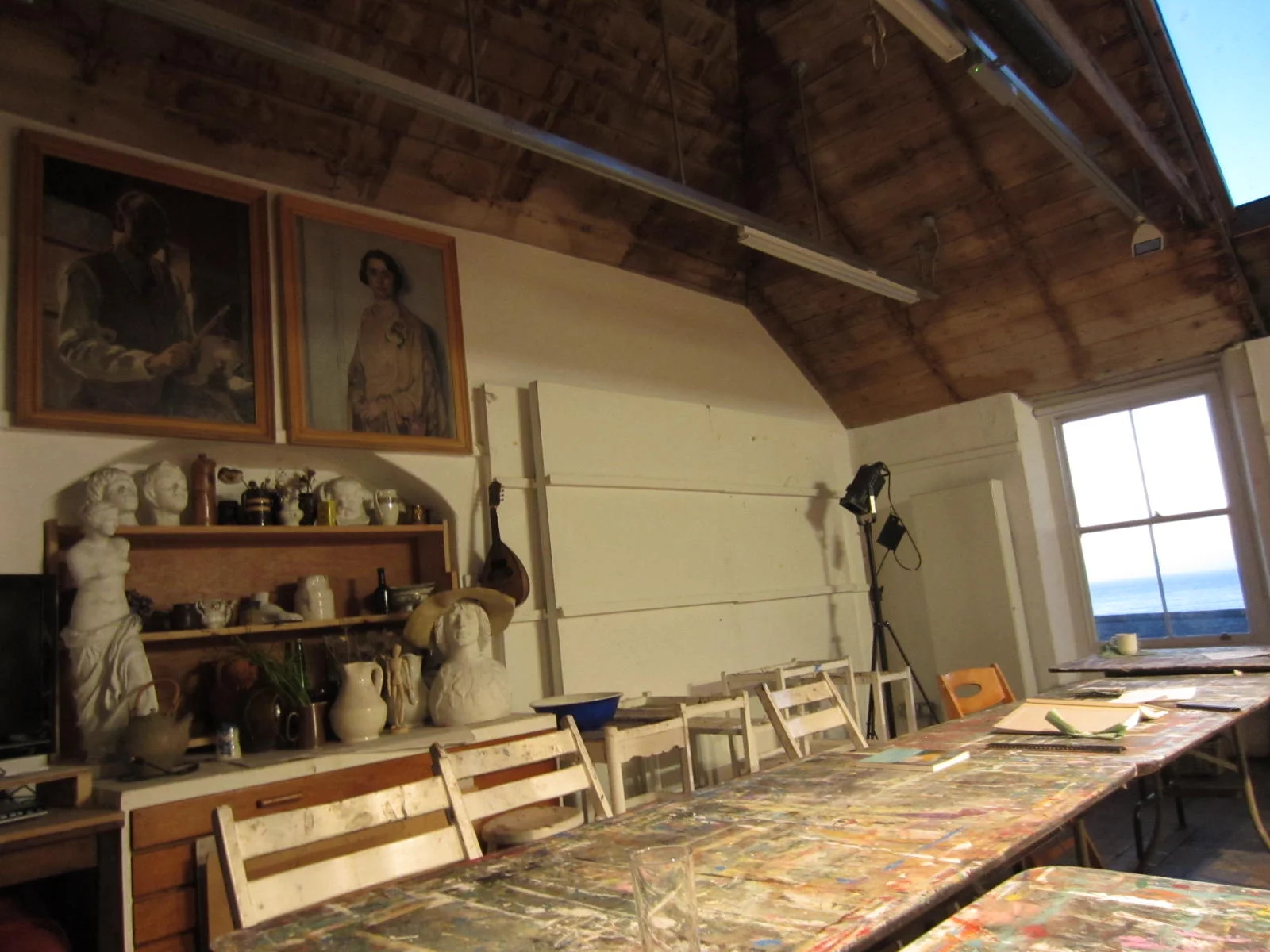  The entrance on the right lead to a fully equipped painting and drawing studio. We took a live drawing class there. The teacher told us, there was a private studio in the other part of the building, owned by an artist from Wales. We planned to go vi