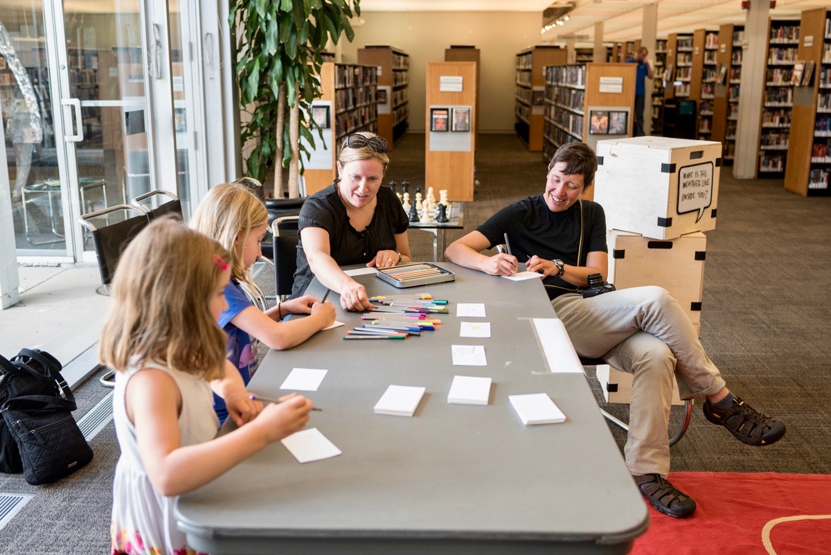 Drawing "internal weather reports" with Skokie patrons. (Photo by Max Herman )
