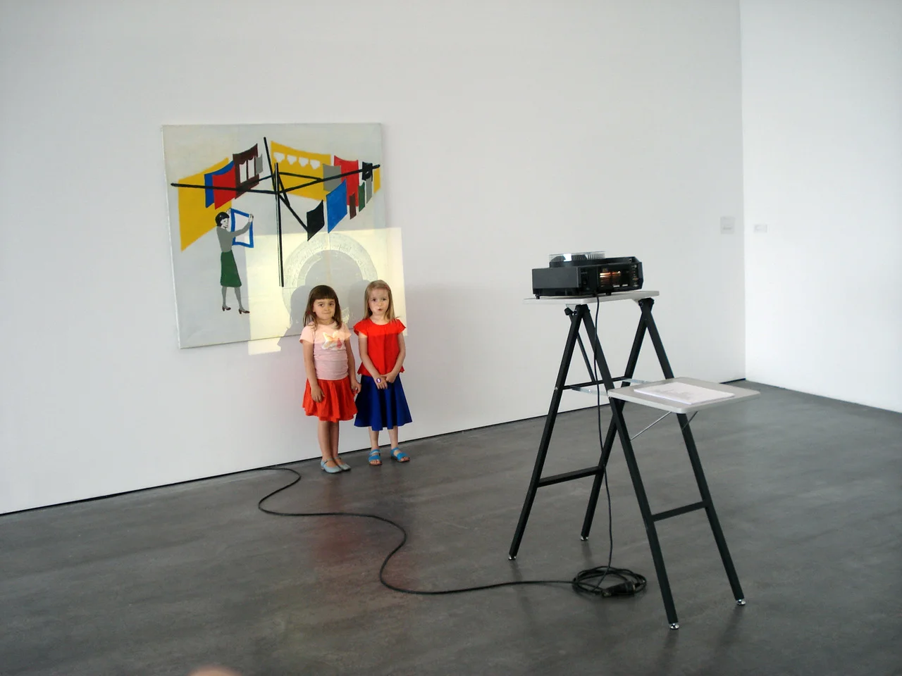 Anna en Lotte in een werk van Olivier Foulon, Wiels, Un-scene II.
