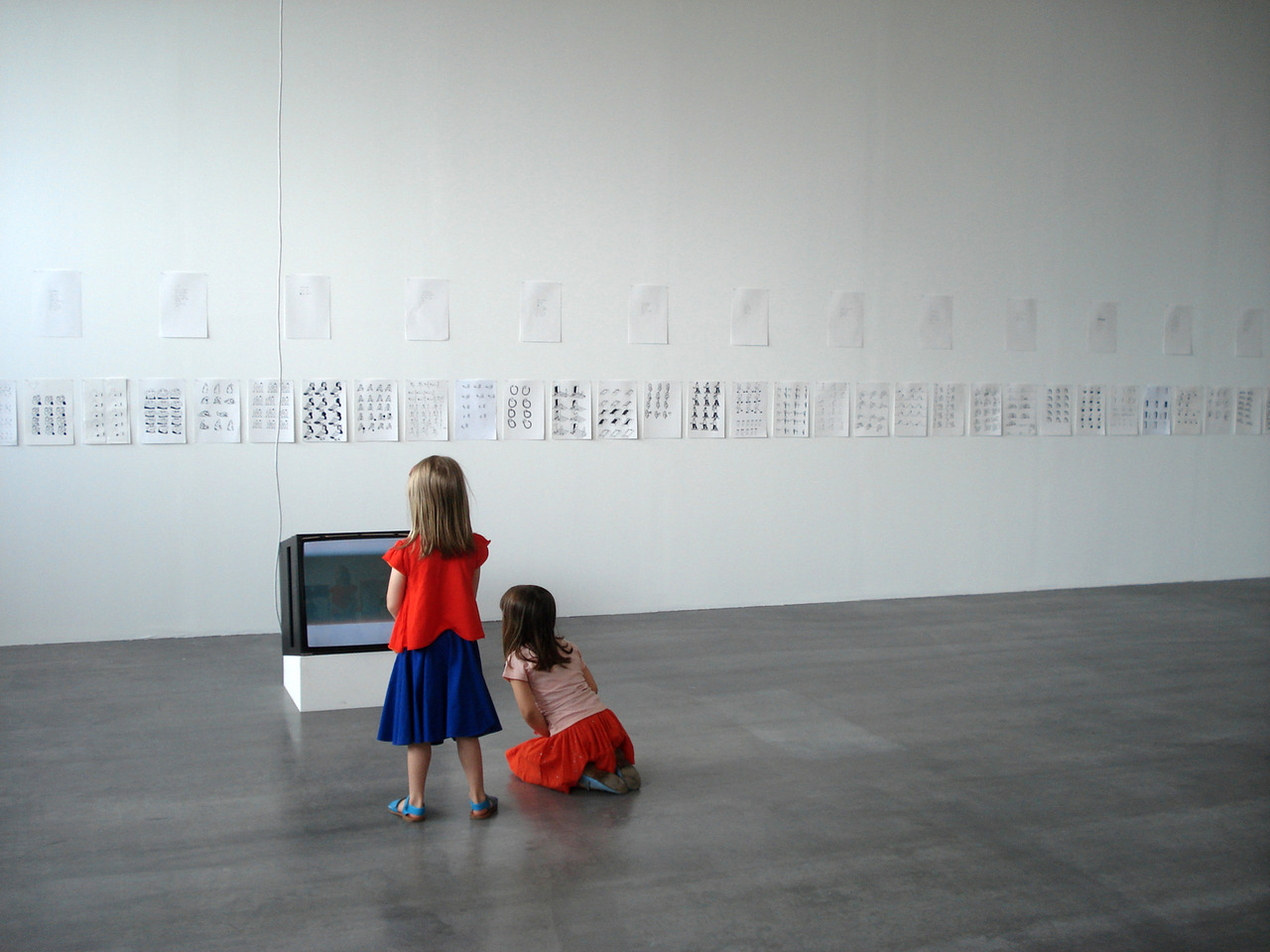 Anna en Lotte voor de ‘televisie’ van Gerard Herman, Wiels, Un-scene II.