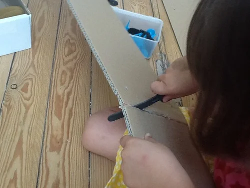 Zelf een stoel maken (Anna en Lotte bleken flinke 'zagemiekes').