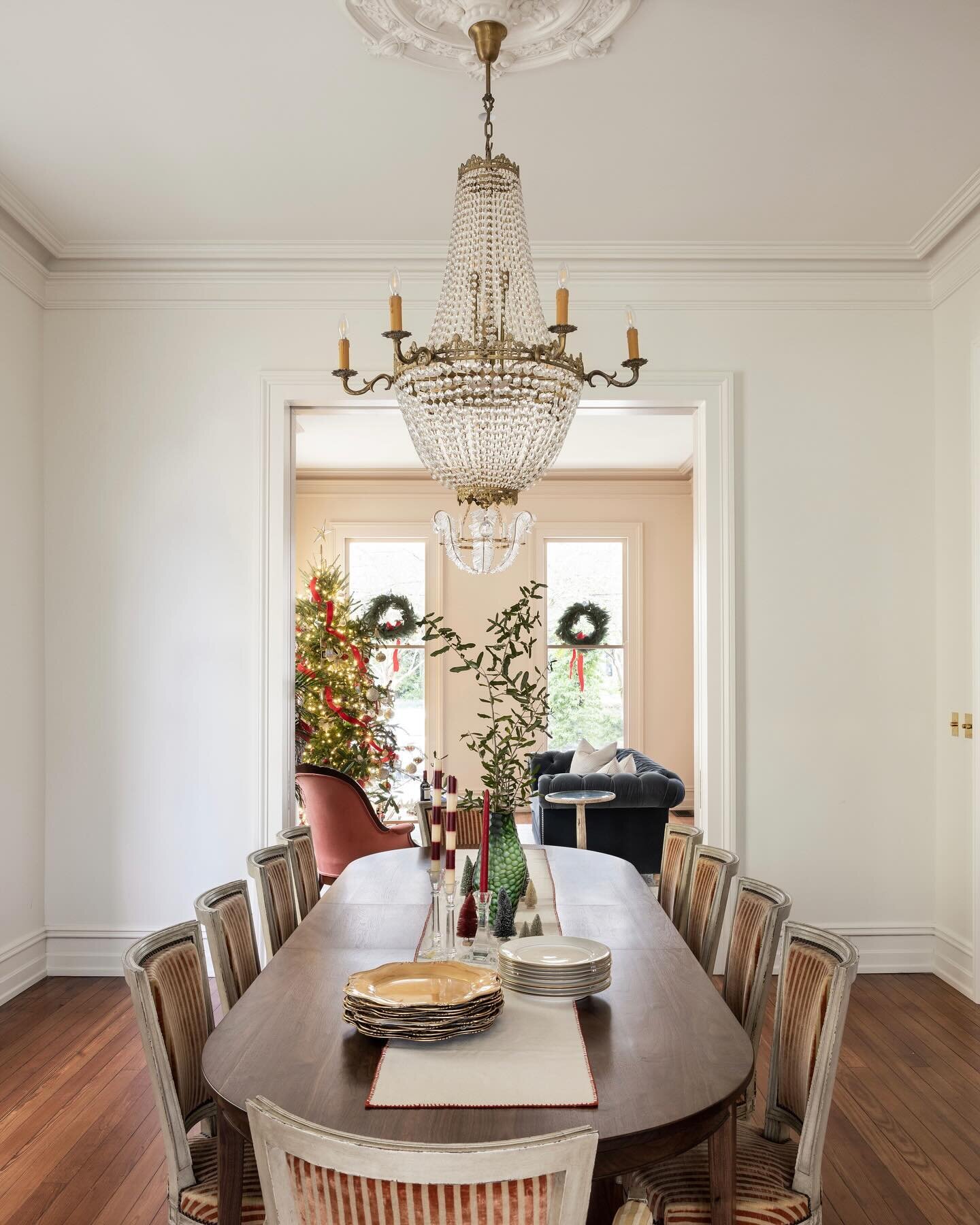 A dining room all ready for the Thanksgiving festivities 🕯️🦃🤎🍽️
Design: @kellysuttoninc 
Architect: @zangarapartners
Contractor: @thehamiltonbros 
Photo: @lsteffan