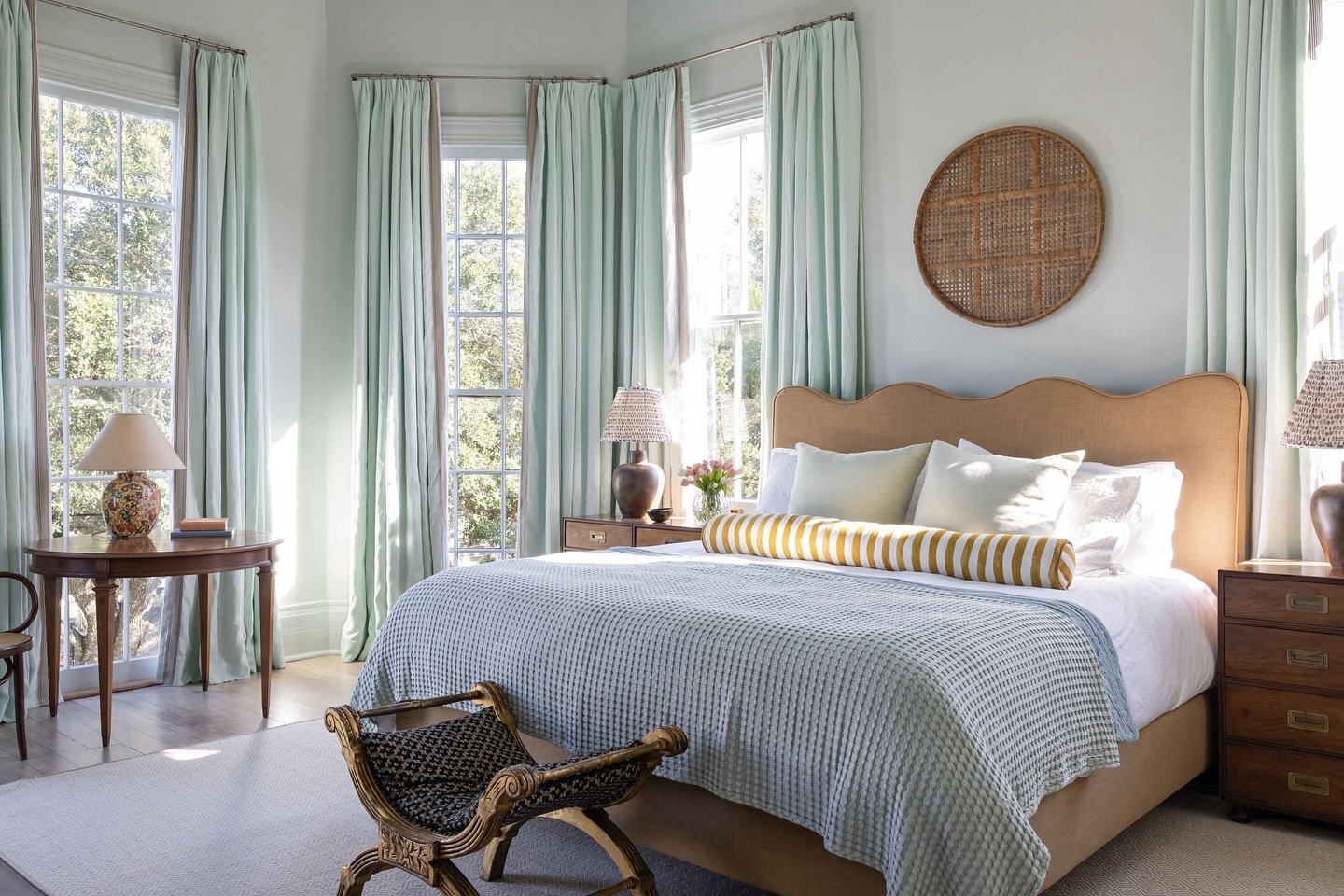 A restful weekend ahead 🥱💭 Design by @whitneywilkinson_designstudio featured in @stcharlesavenuemag, styled by @suzonnestirling 
Architecture: @woolfarchitecture