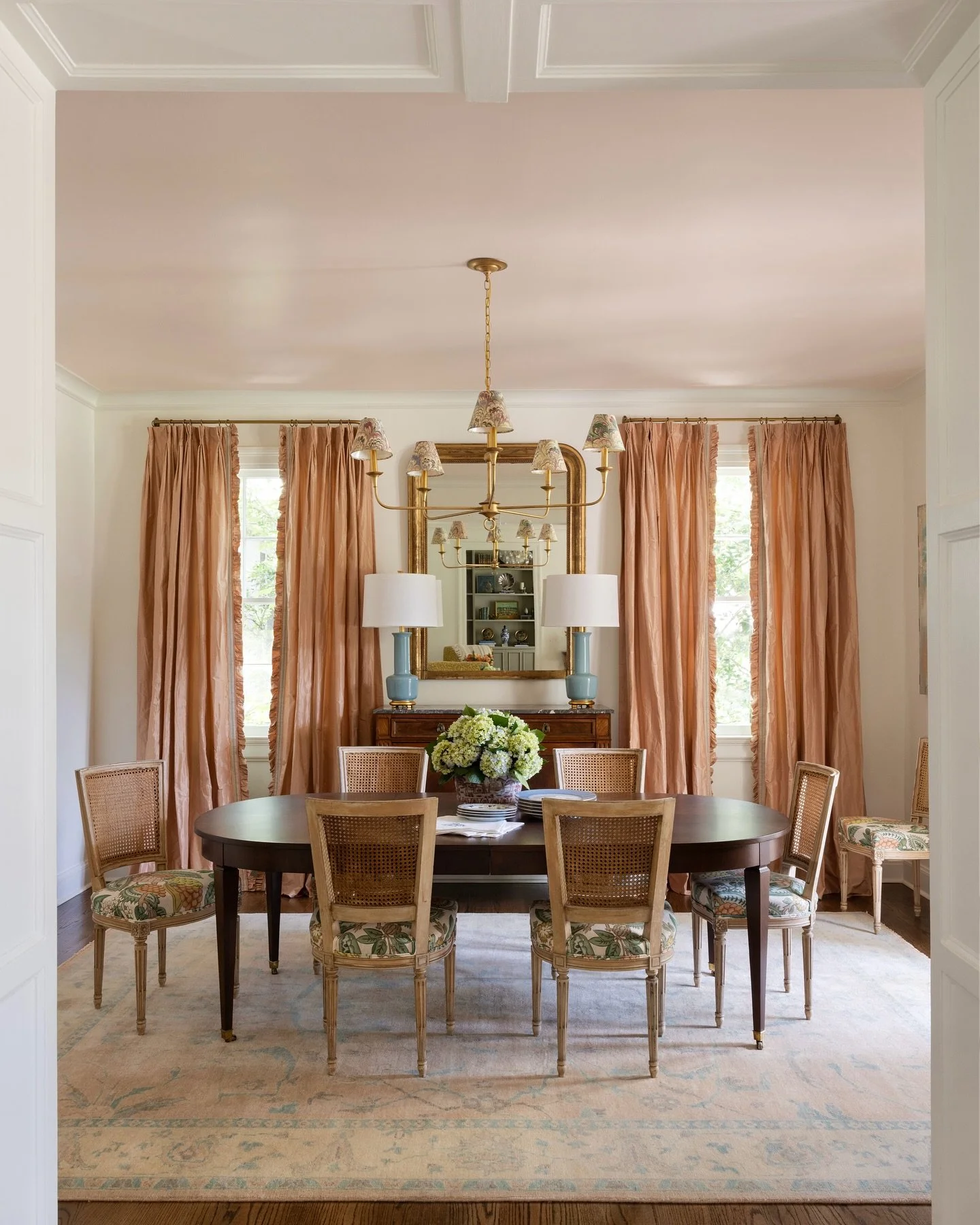 Pops of peach and a soft pink ceiling make for a gorgeous dining space 🍑 Design: @carletonmyoung, Styling: @margaret_zainey_roux