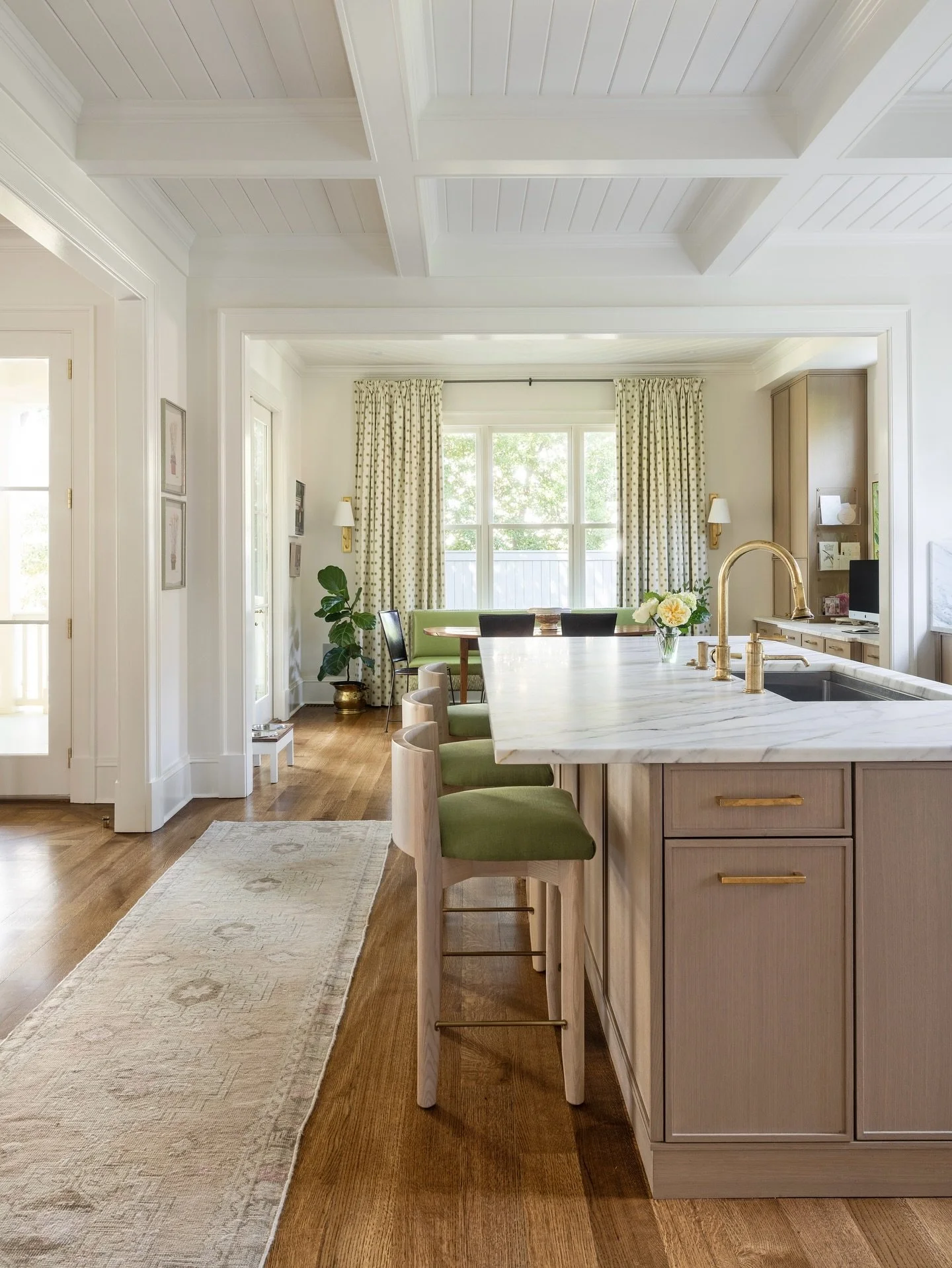 Timeless craftsmanship in this kitchen reno by @shulerconstruction 🪄