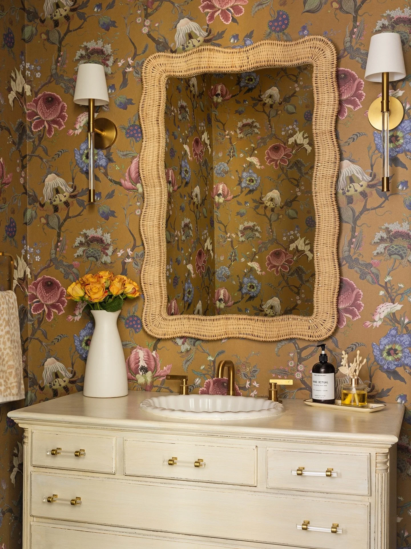 When small spaces make a big statement 🤩 Design by @kellysuttoninc