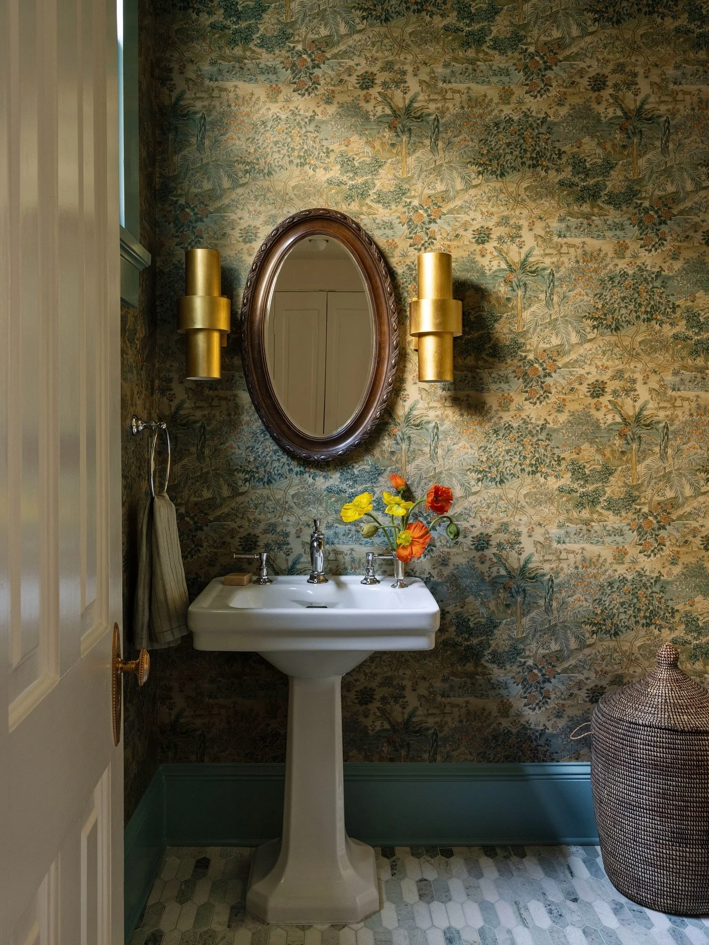 Powder room gorgeousness captured for @whitneywilkinson_designstudio, styled by @suzonnestirling