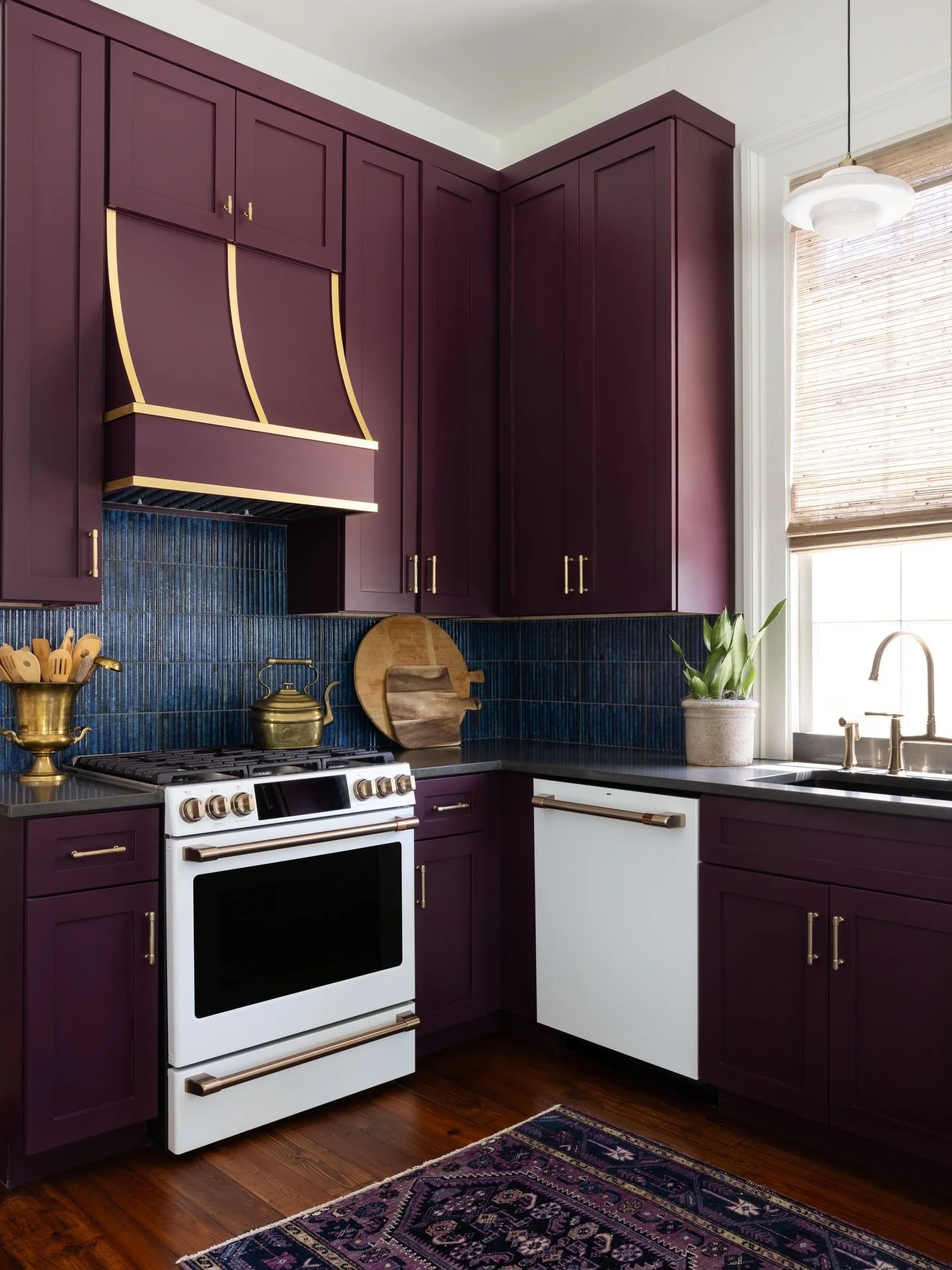 Peach 🤝🏼plum🍑💜 This project hasn&rsquo;t had enough of a moment on the internet. A Creole cottage with Greek Revival details in the Irish Channel photographed for @marthapearsondesigns &amp; @____cicada who beautifully revived this home, which wa