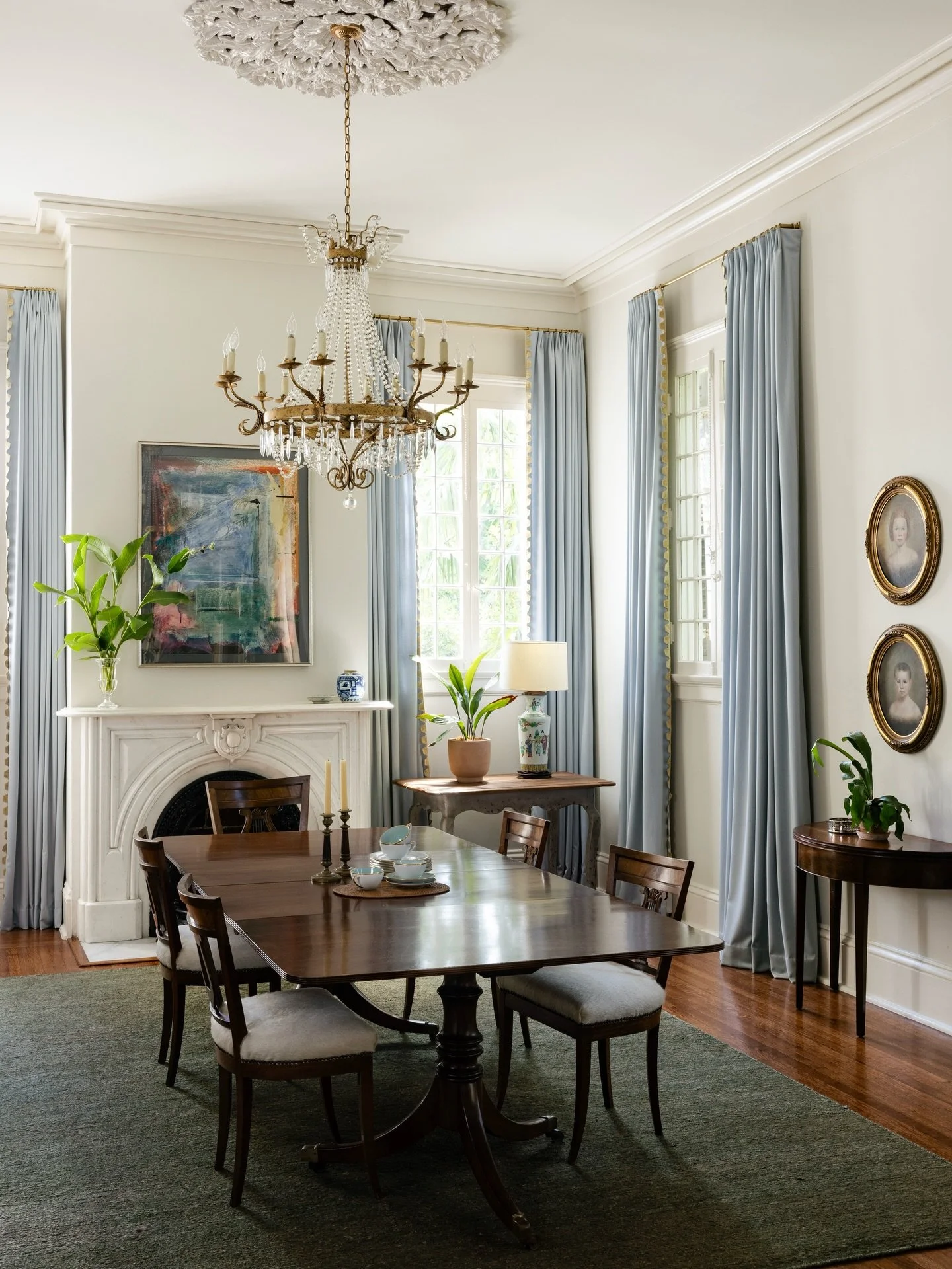 This dining room evokes the feeling of spring approaching💚
Garden District Greek Revival by @entablaturenola @logankilleninteriors @zangarapartners
Photo @lsteffan Styling @suzonnestirling
