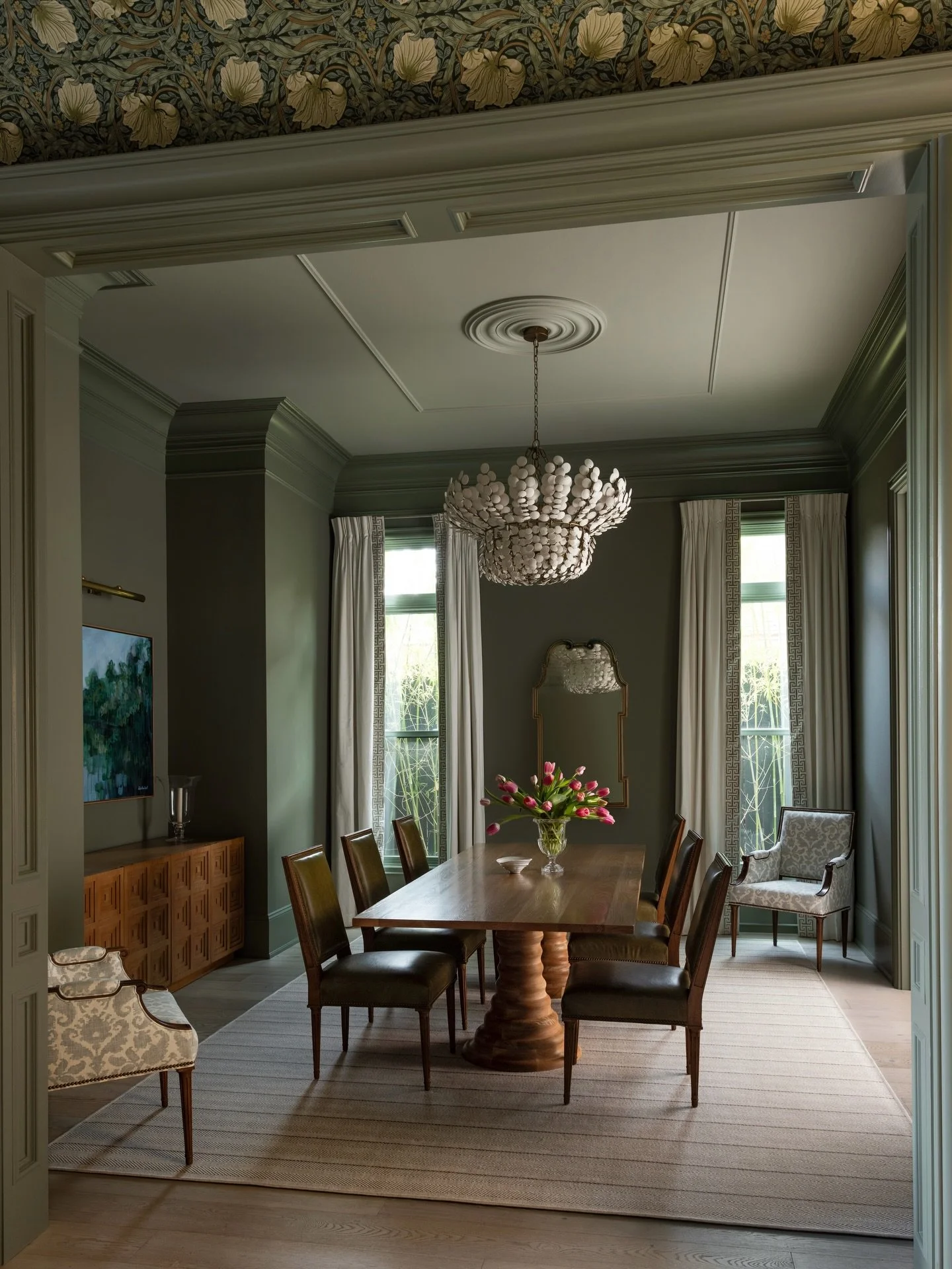 Spring is here 🌷at least in New Orleans it is. A couple peeks of a recent Old Metairie project shot for @whitneywilkinson_designstudio with @suzonnestirling 
More soon!
Can&rsquo;t get over the wallpapered moment on the ceiling🫠So good!