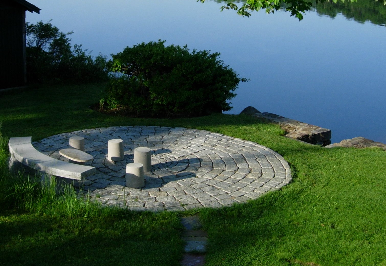 Cobble stone patio with Granite Benches