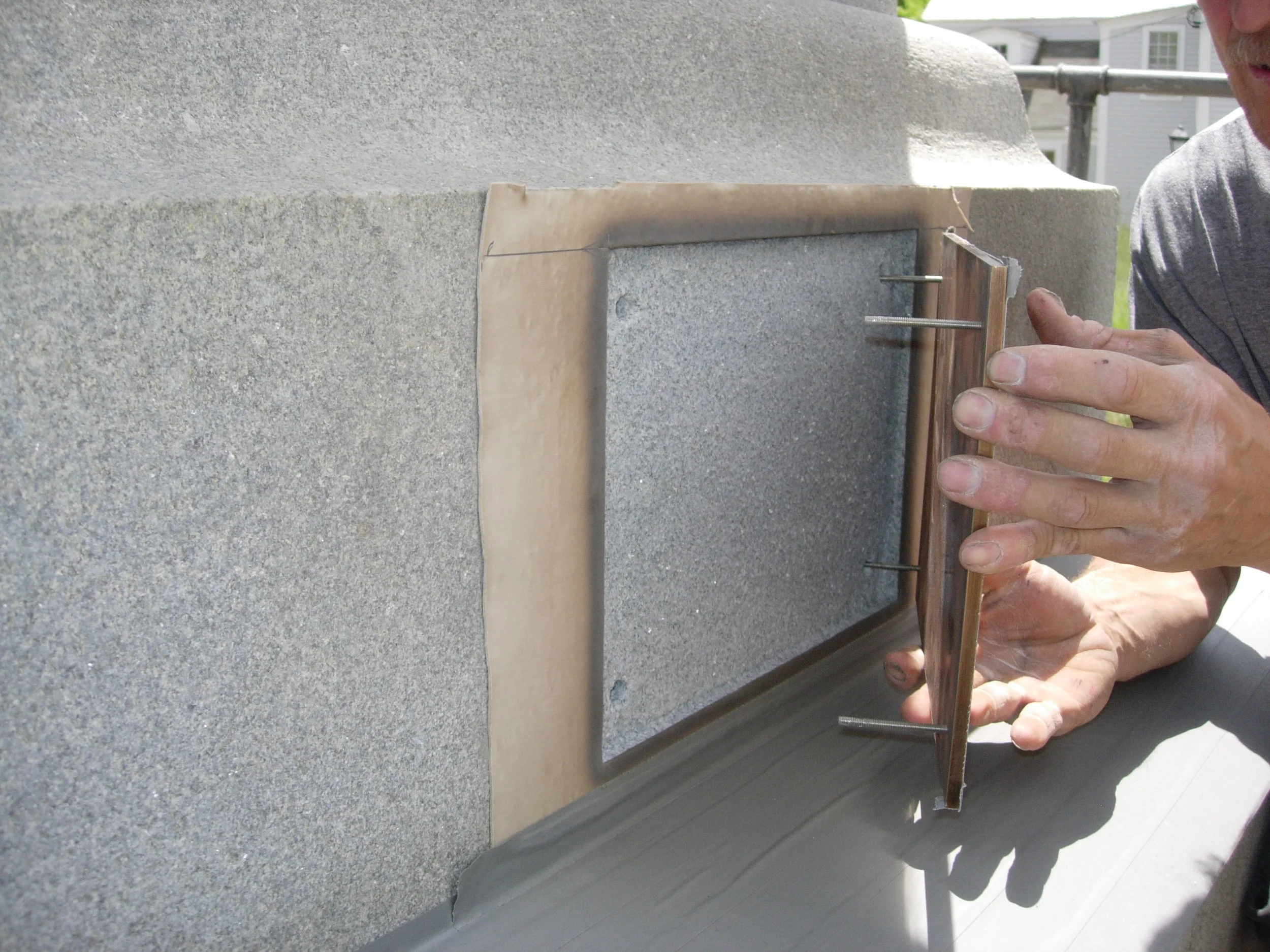 Setting the plaque into the niche