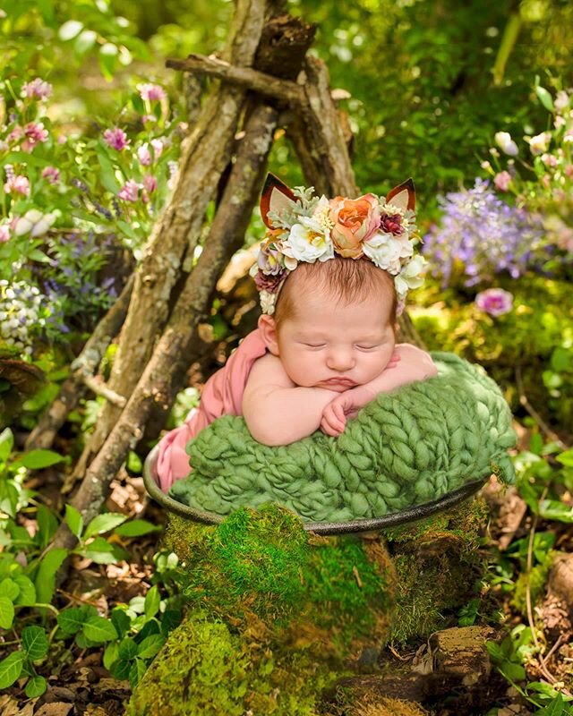 Our internet is out for the moment but thankfully I already had a few photos ready to share on my phone! 
Last fall I shot a sweet baby boy in a similar setup and just the other day I got to recreate a spring version with sweet baby L! ❤ Outdoor newb