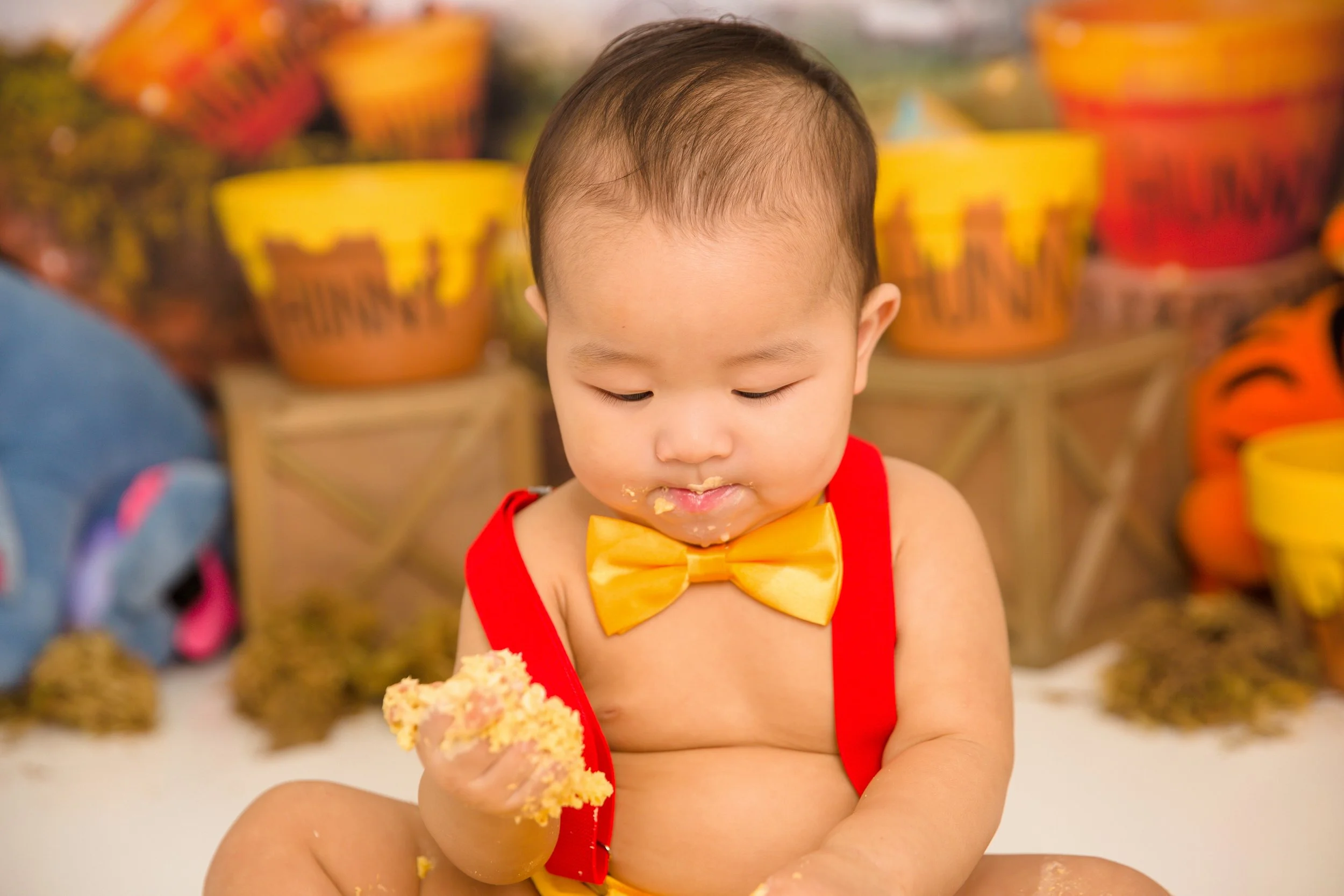 Winston-Winnie-The-Pooh-First-Birthday-cake-Smash-Chelsea-Meadows-Photography-(12).jpg