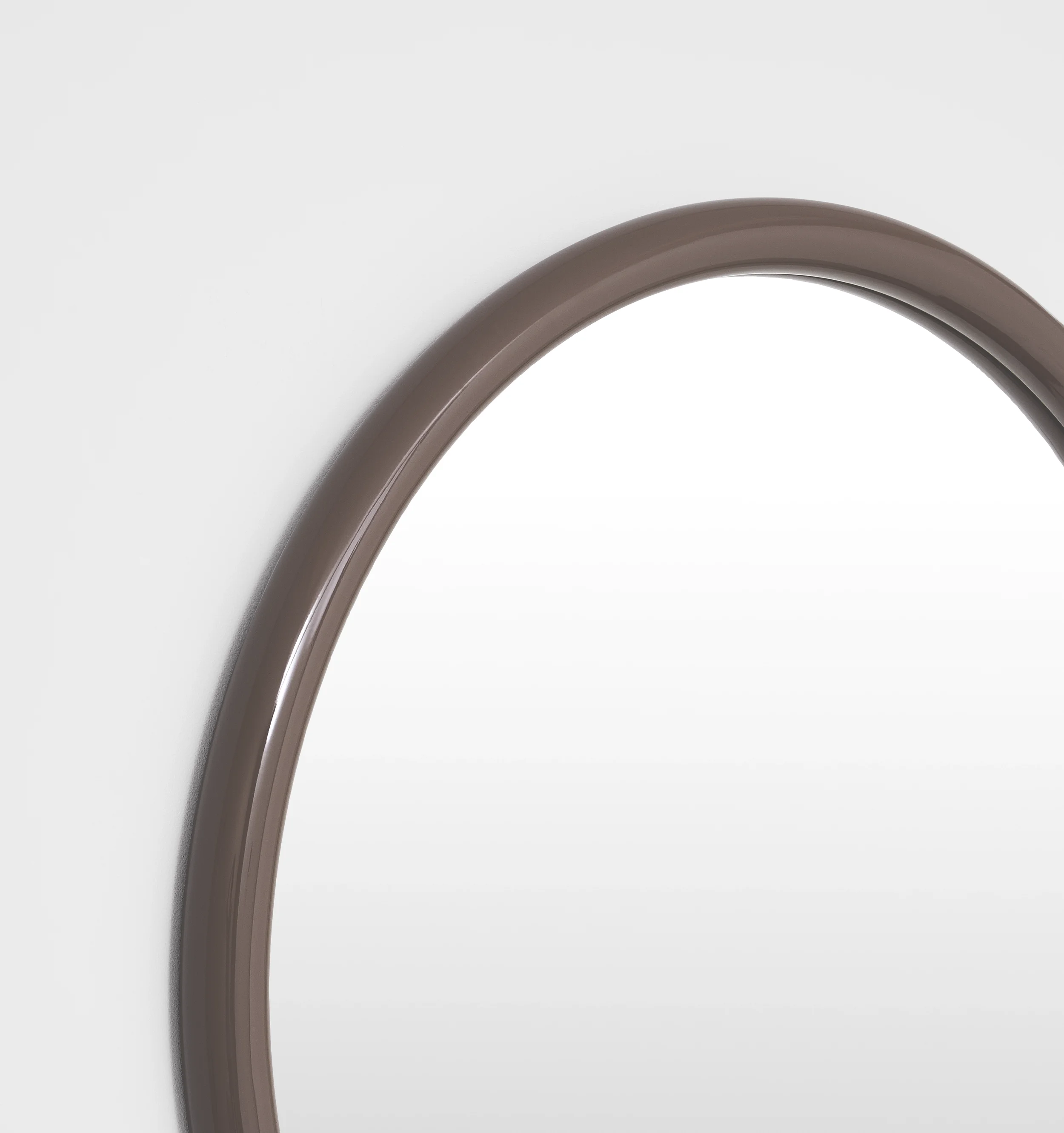 GERTRUDE_ROUND_GLOSS_COCOA_MIRROR_100X100_MFGERG1CA_CORNER.webp