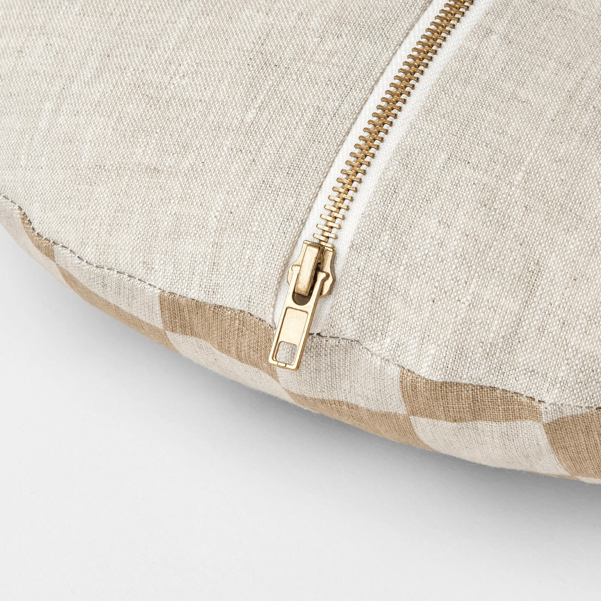 CHECK_FAWN_ROUND_CUSHION_CUCHEFAWR_DETAIL.jpg