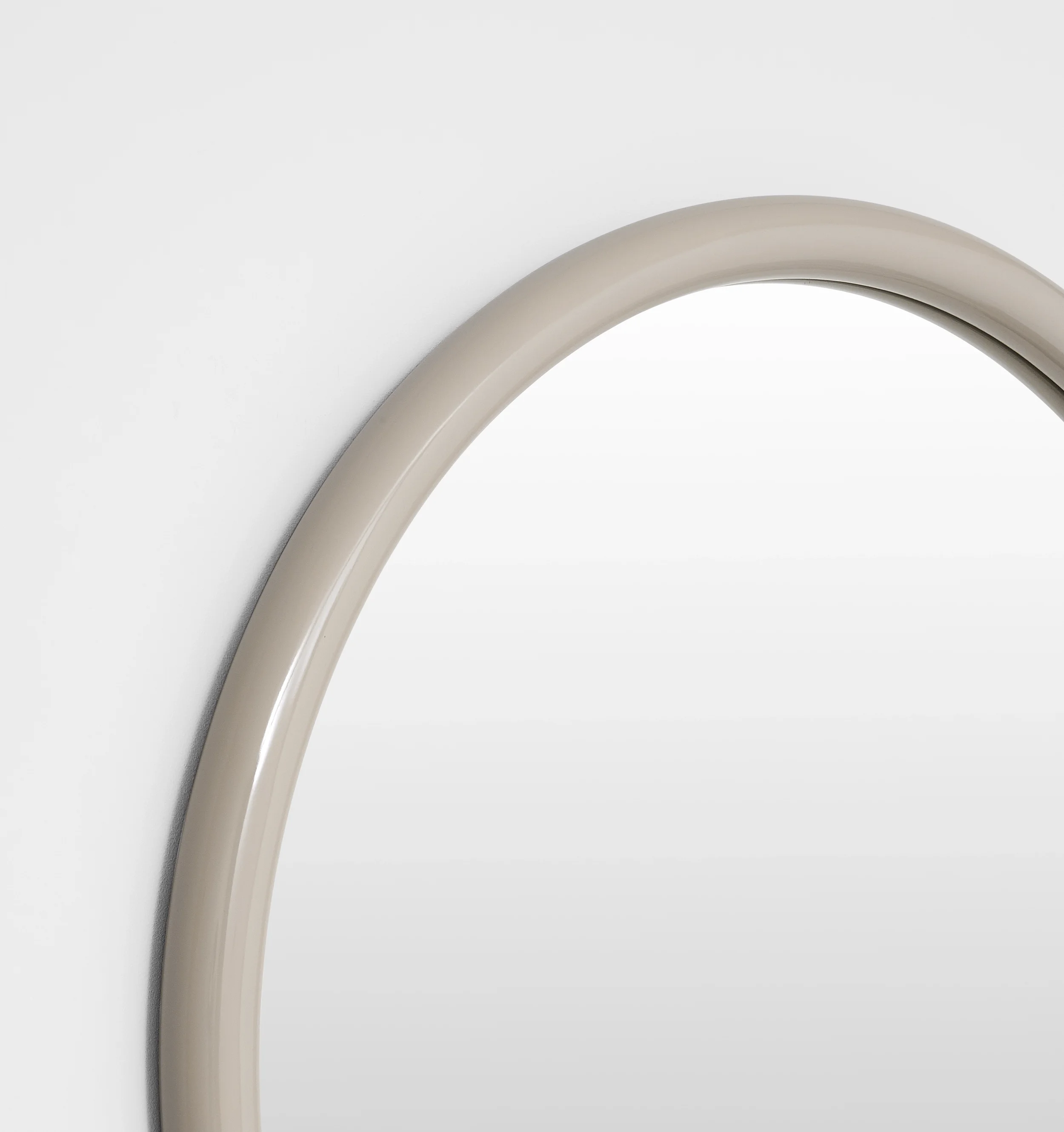 GERTRUDE_ROUND_GLOSS_SAND_MIRROR_100X100_MFGERG1S_CORNER.webp