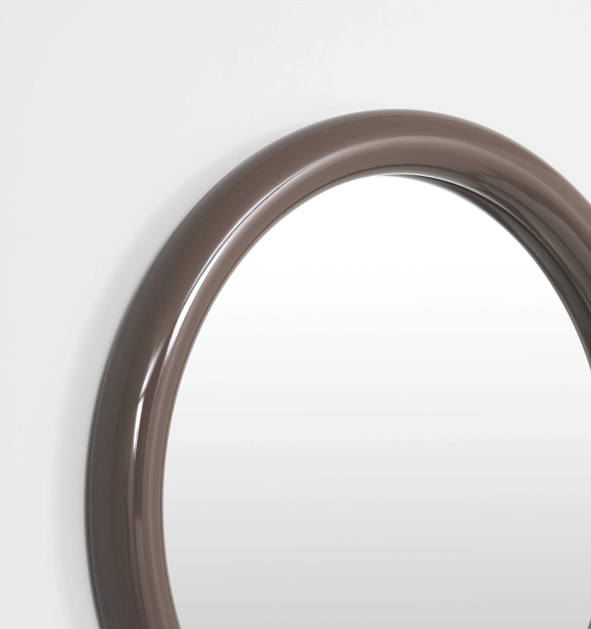 GERTRUDE_ROUND_GLOSS_COCOA_MIRROR_60X60_MFGERG6CA_CORNER.webp