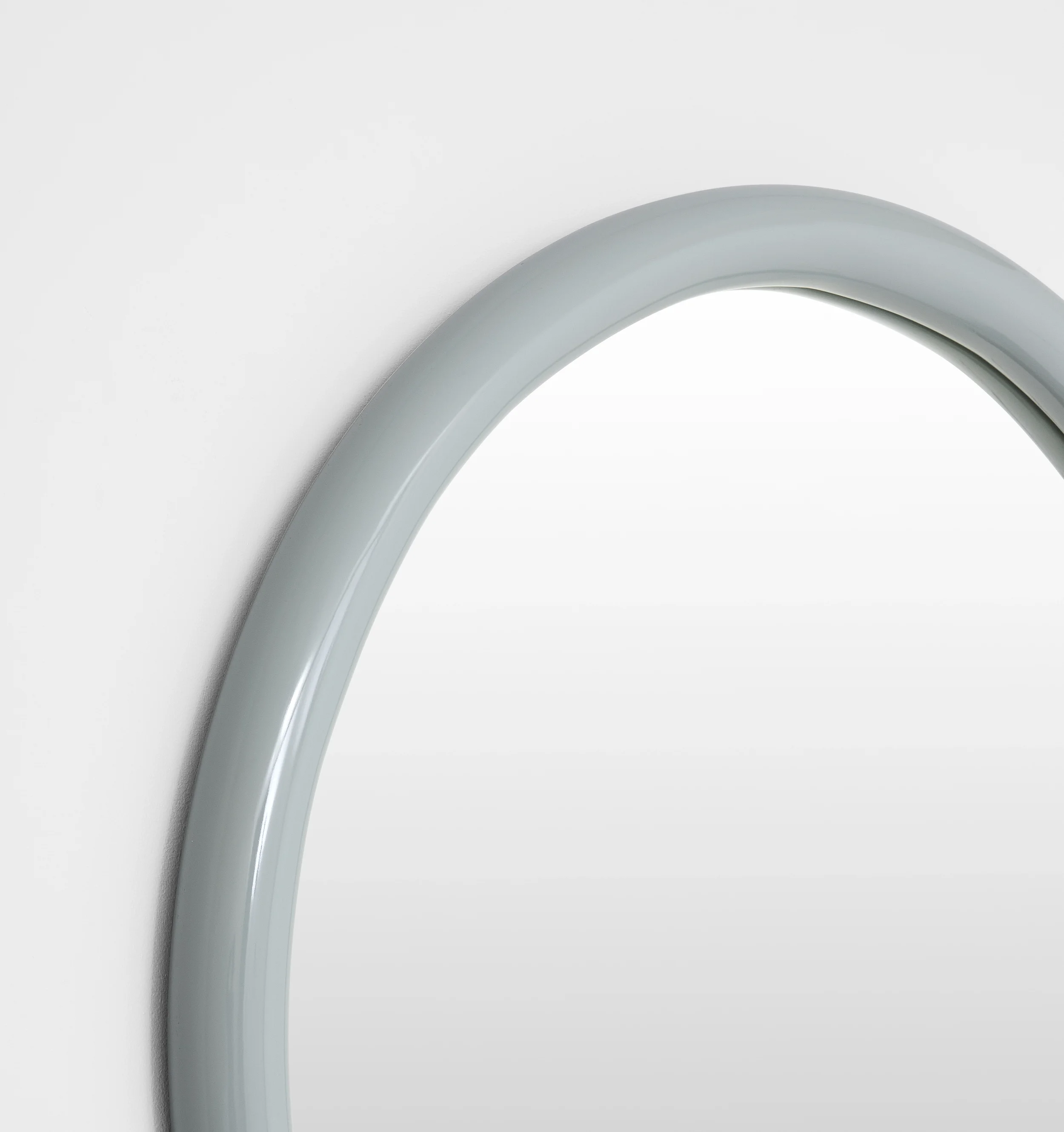 GERTRUDE_ROUND_GLOSS_DUSTY_BLUE_MIRROR_80X80_MFGERG8DB_CORNER.webp