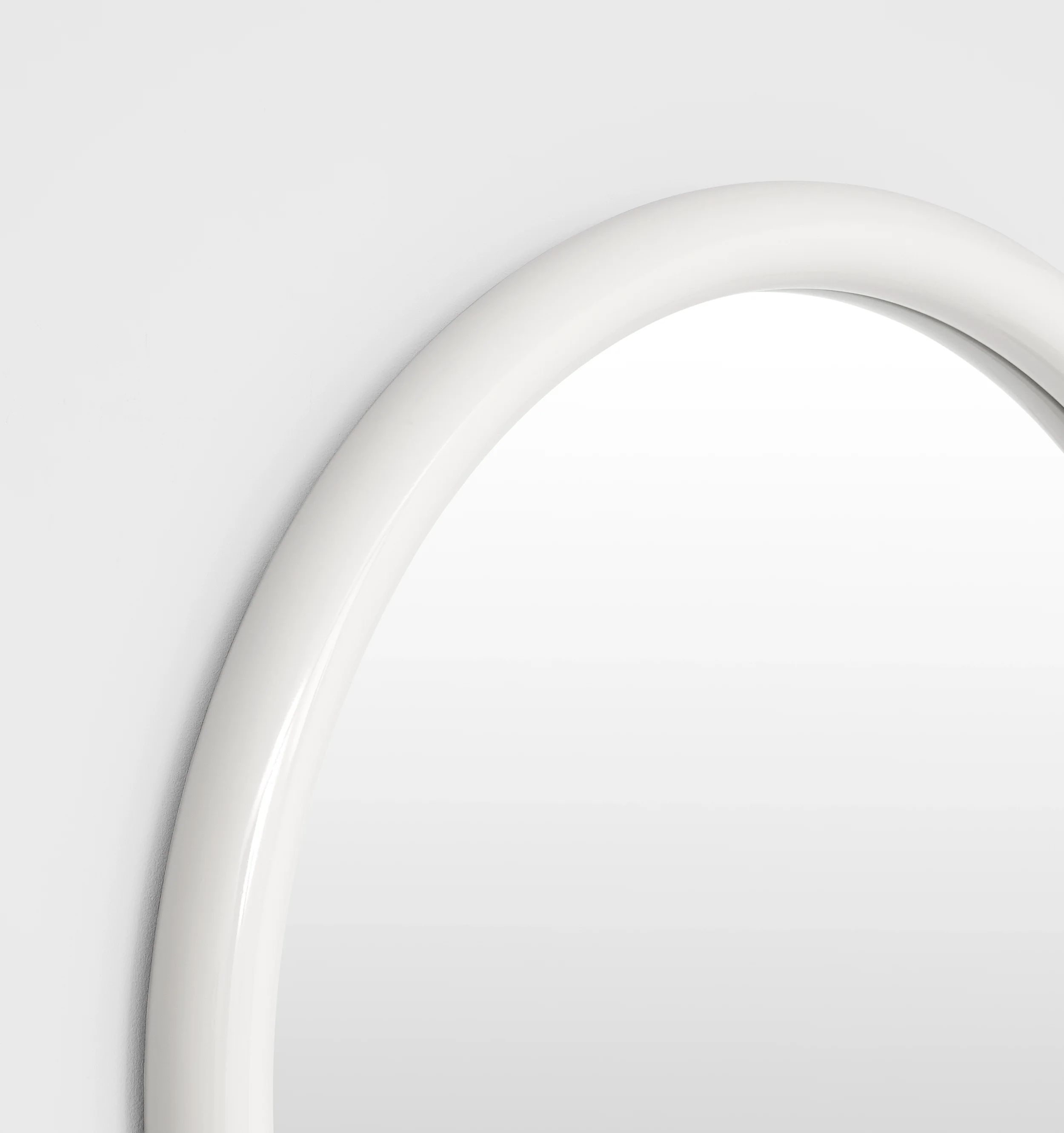 GERTRUDE_ROUND_GLOSS_COTTON_MIRROR_80X80_MFGERG8CN_CORNER.webp