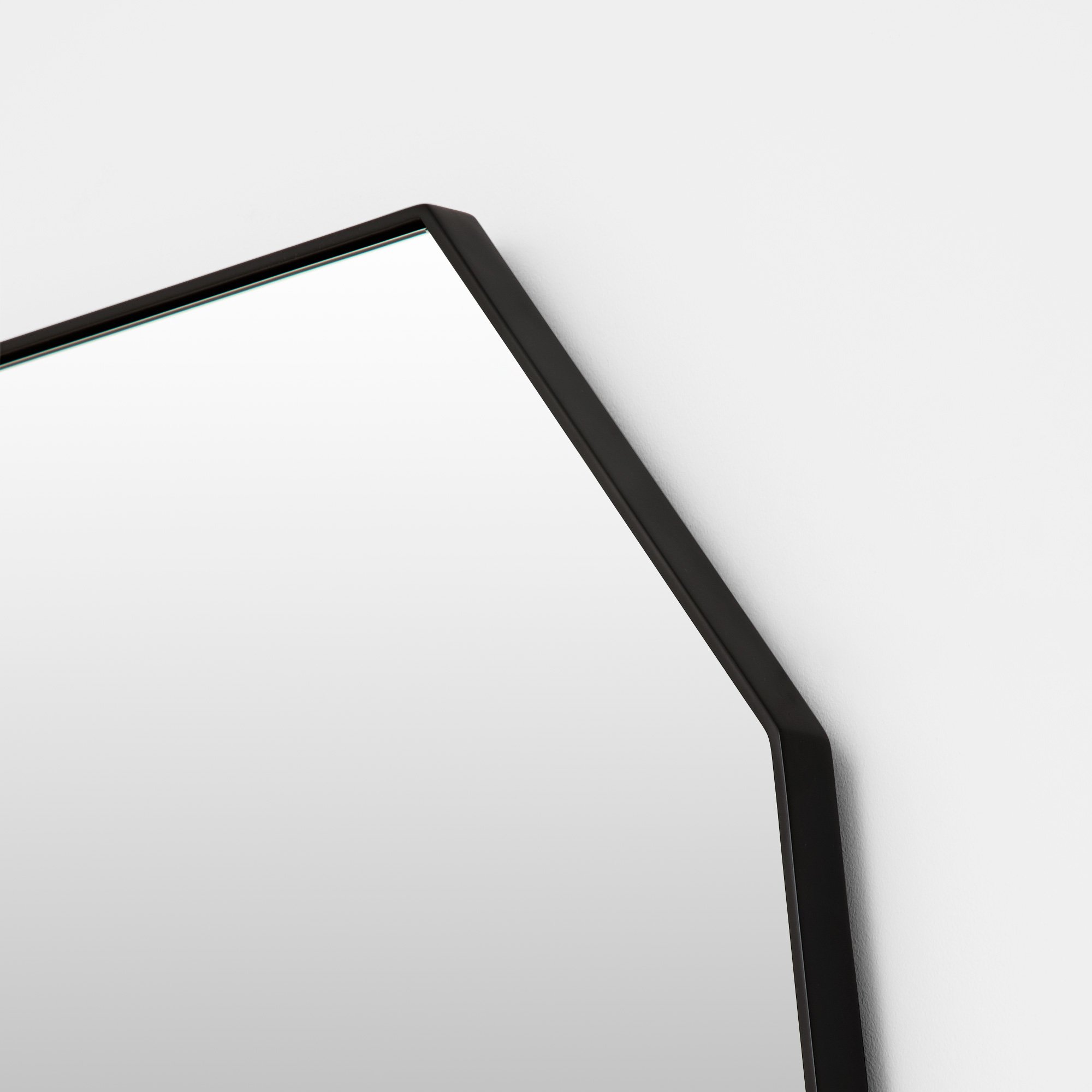 TILLY_BLACK_MIRROR_80X100_CORNER.jpg