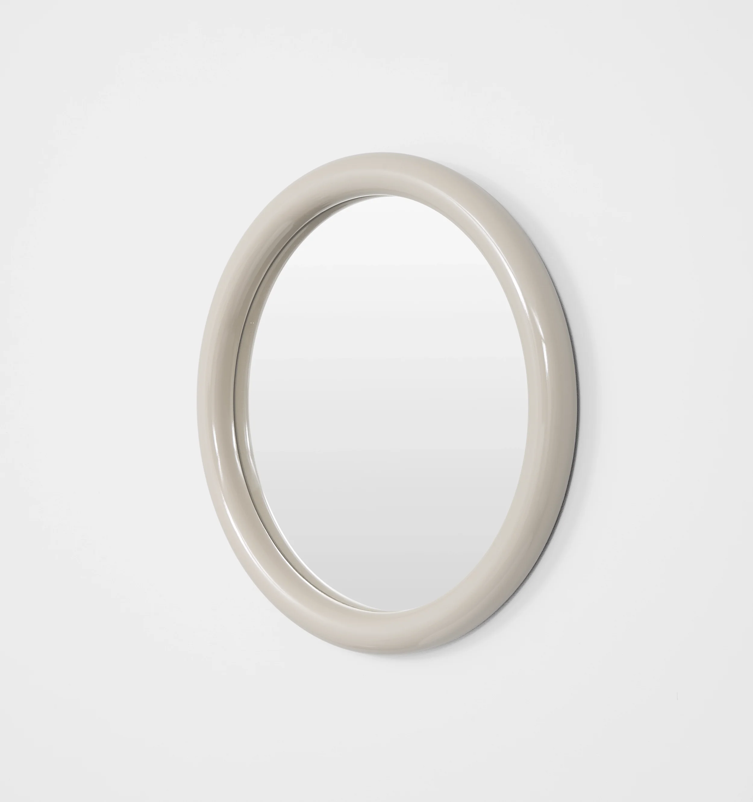 GERTRUDE_ROUND_GLOSS_SAND_MIRROR_60X60_MFGERG6SA5_SIDE.webp
