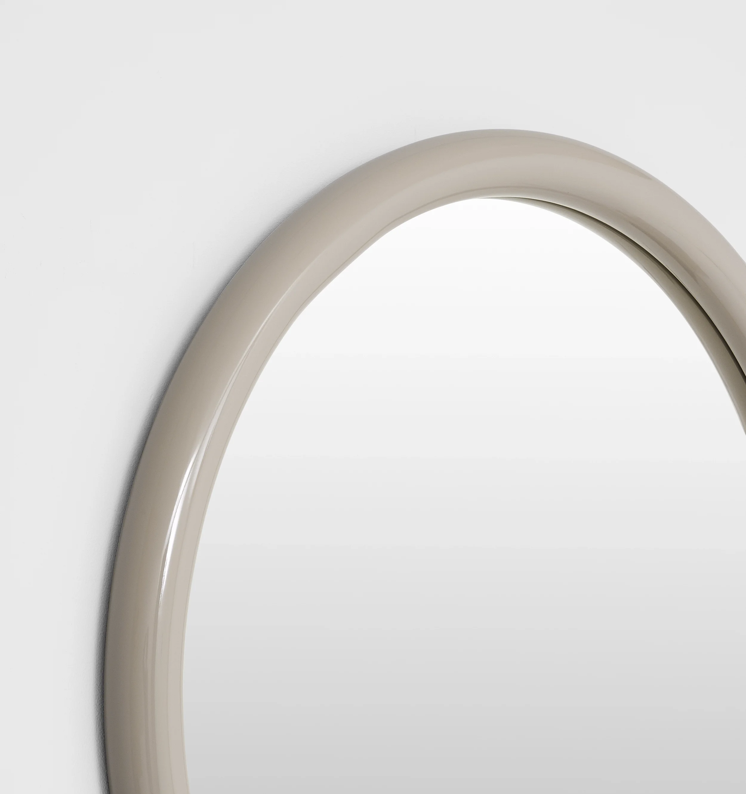 GERTRUDE_ROUND_GLOSS_SAND_MIRROR_80X80_MFGERG8SA_CORNER.webp
