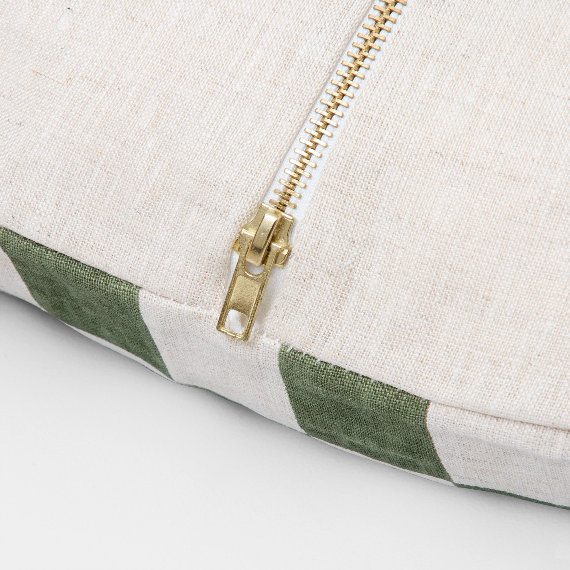 CHECK_OLIVE_ROUND_CUSHION_CUCHEOLIR_CORNER.jpg