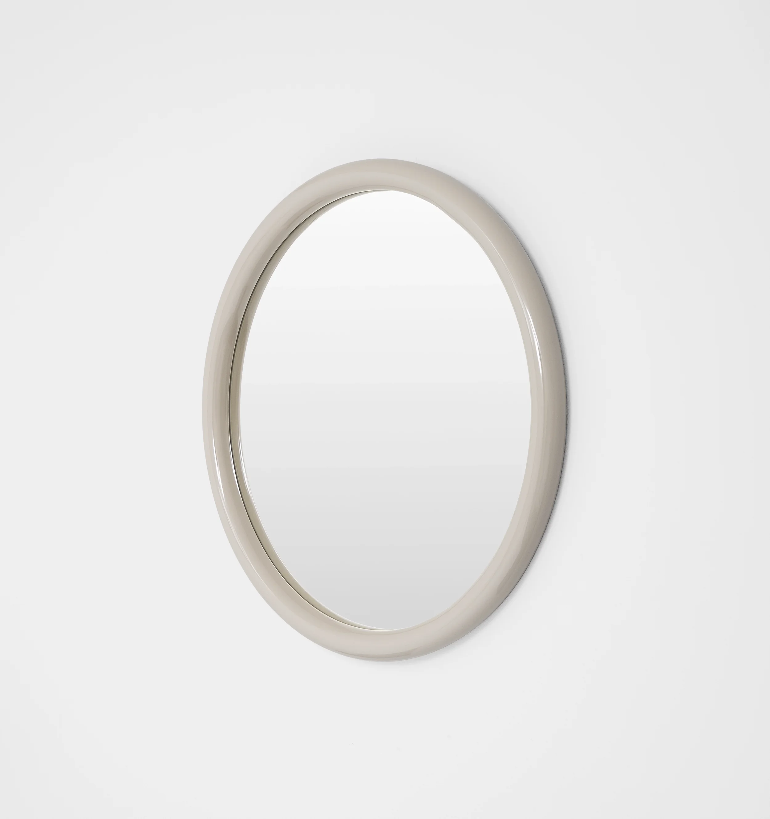 GERTRUDE_ROUND_GLOSS_SAND_MIRROR_80X80_MFGERG8SA_SIDE.webp