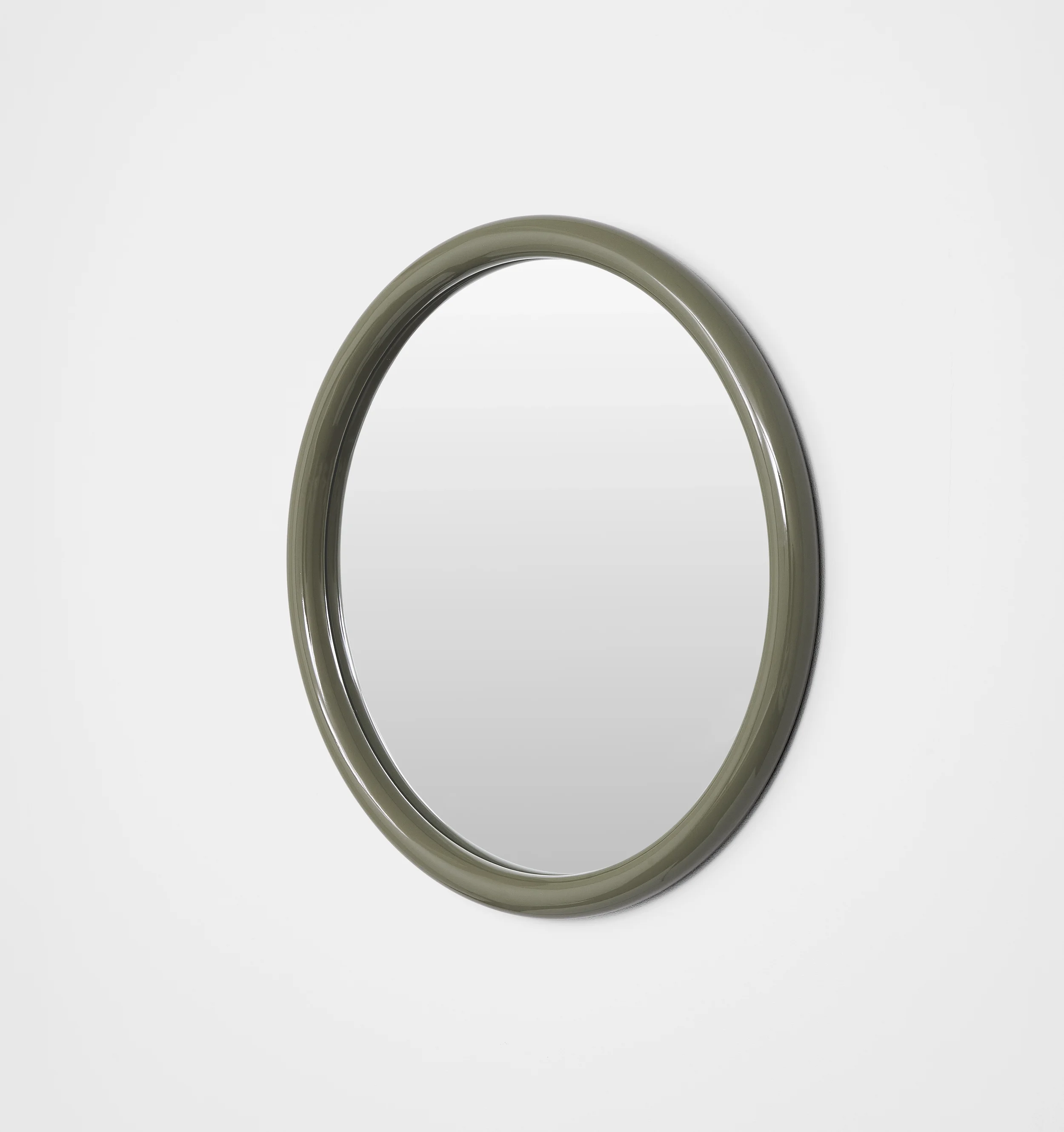 GERTRUDE_ROUND_GLOSS_OLIVE_MIRROR_80X80_MFGERG8OL_SIDE.webp