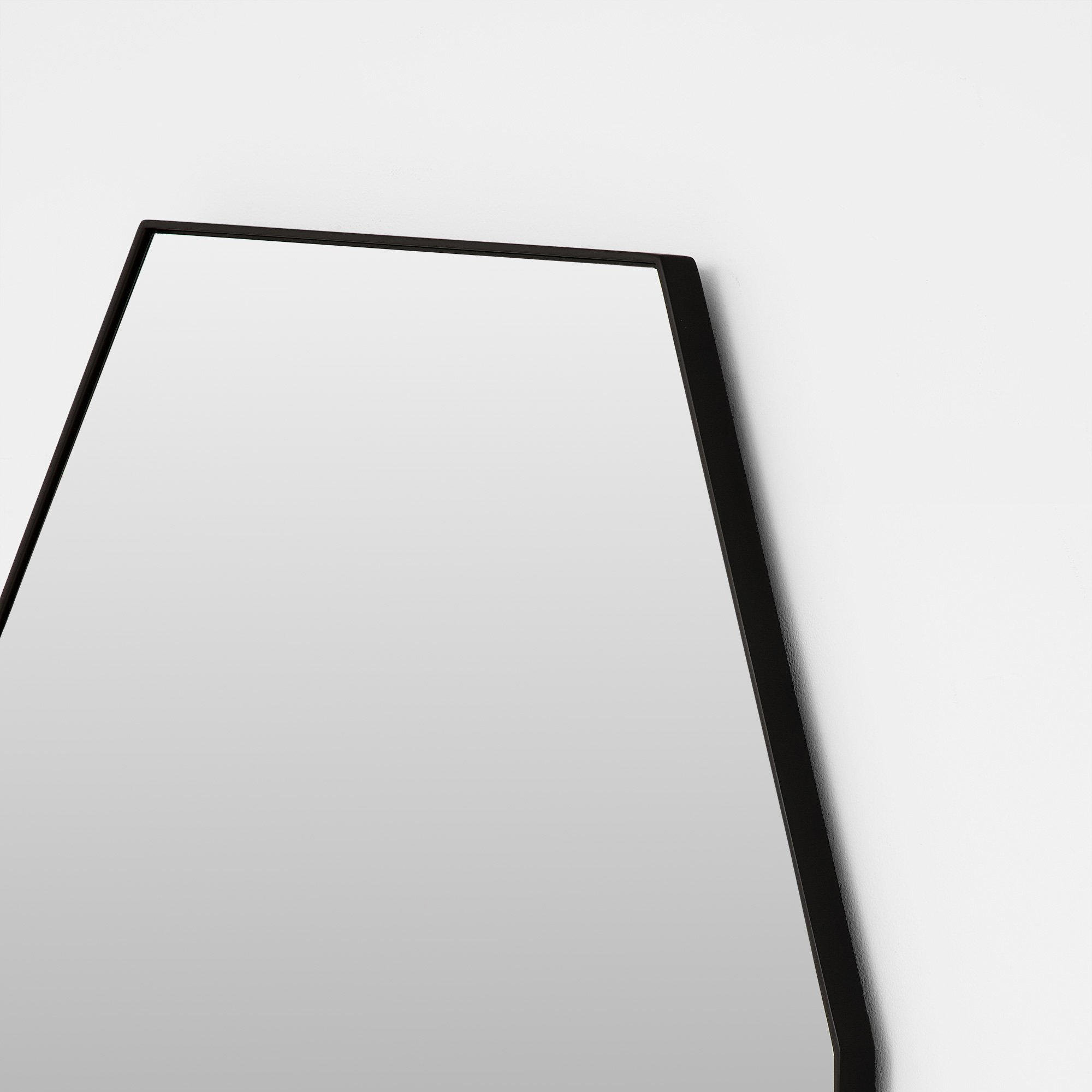 TILLY_BLACK_MIRROR_70_X_140_CORNER.jpg