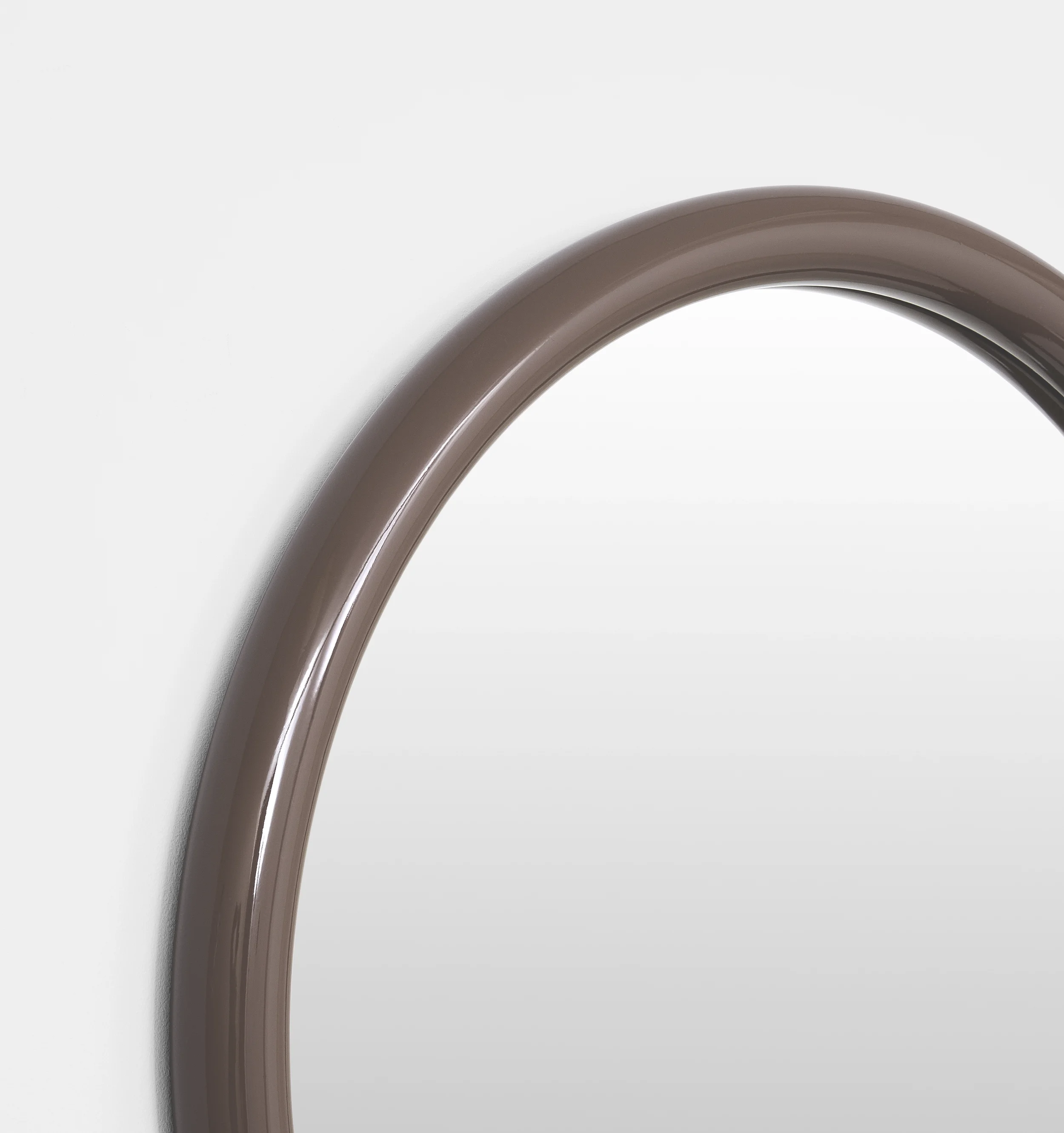 GERTRUDE_ROUND_GLOSS_COCOA_MIRROR_80X80_MFGERG8CA_CORNER.webp
