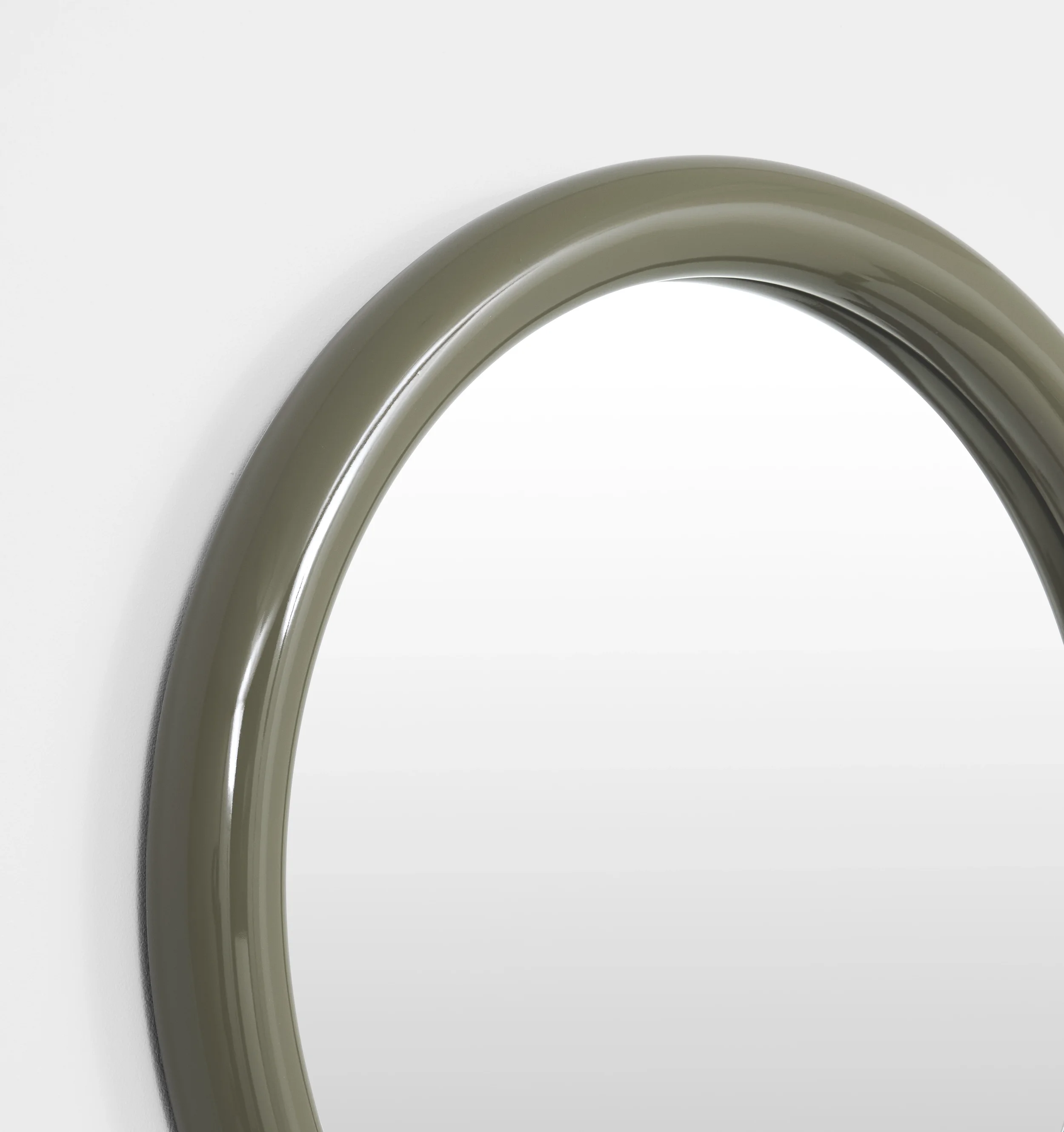 GERTRUDE_ROUND_GLOSS_OLIVE_MIRROR_60X60_MFGERG6OL_CORNER.webp