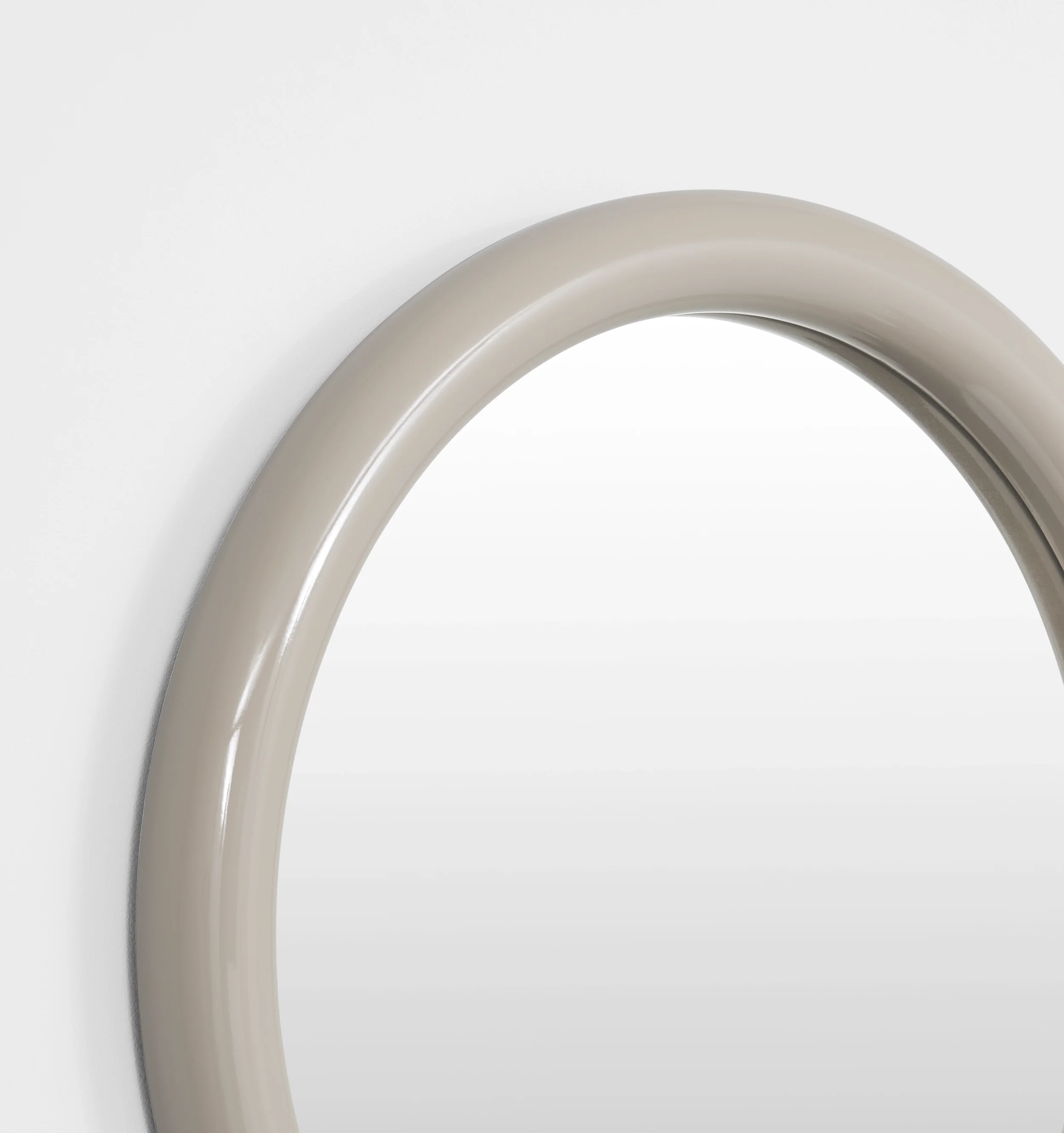 GERTRUDE_ROUND_GLOSS_SAND_MIRROR_60X60_MFGERG6SA5_CORNER.webp