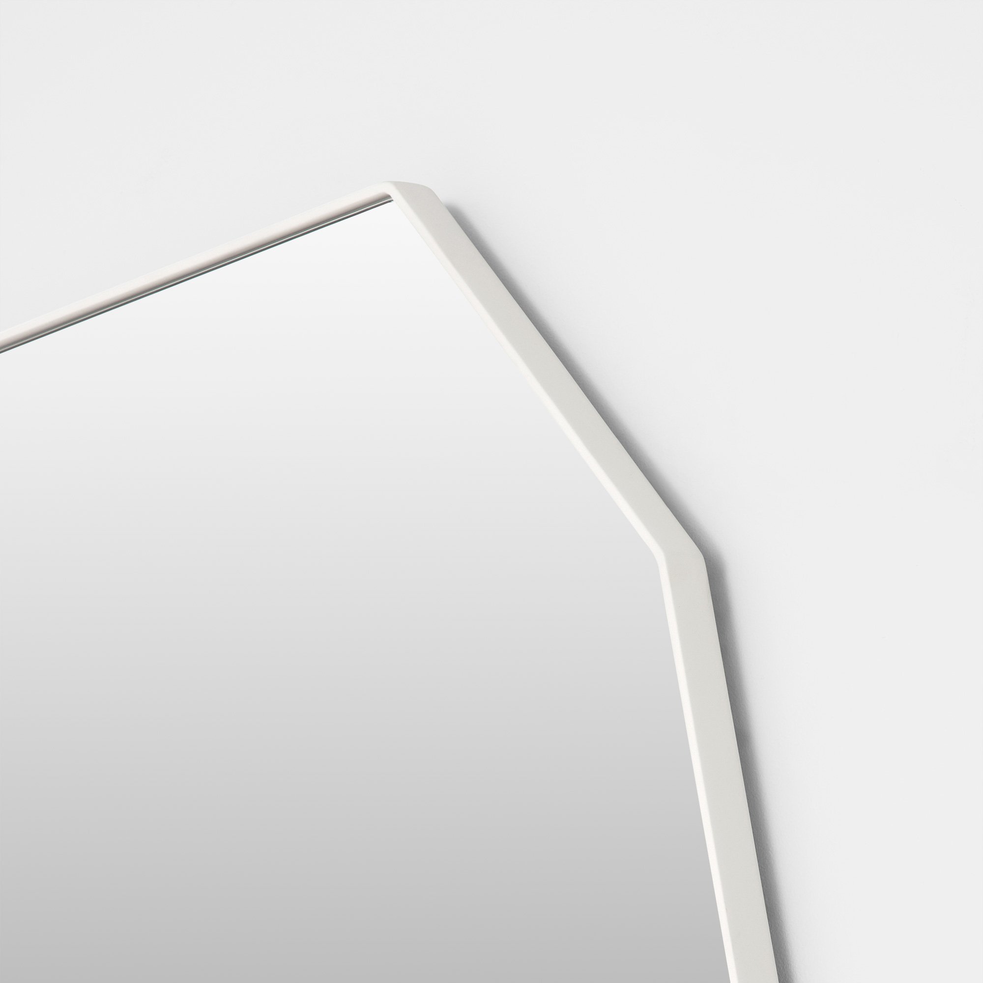 TILLY_BRIGHT_WHITE_MIRROR_80X100_CORNER.jpg