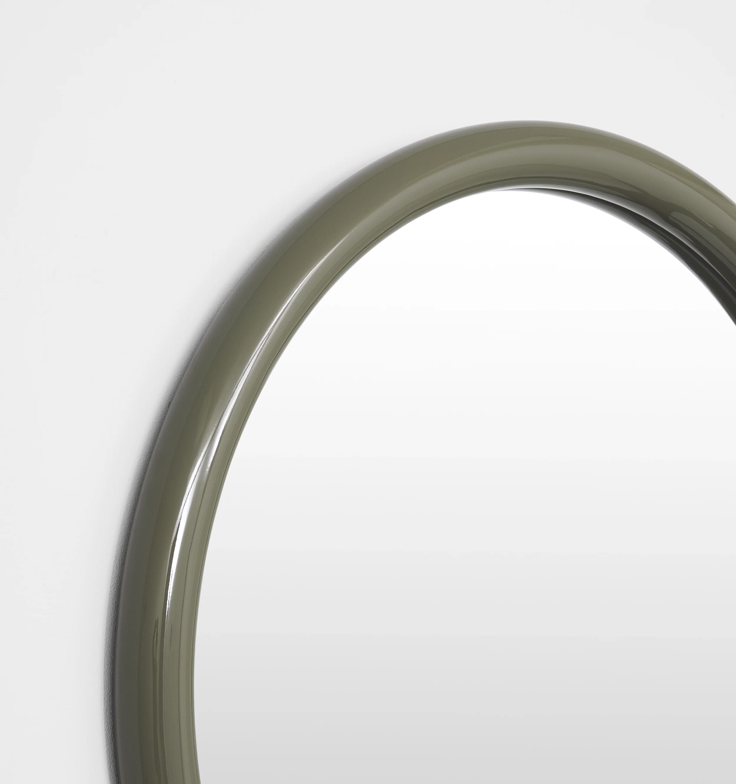 GERTRUDE_ROUND_GLOSS_OLIVE_MIRROR_80X80_MFGERG8OL_CORNER.webp