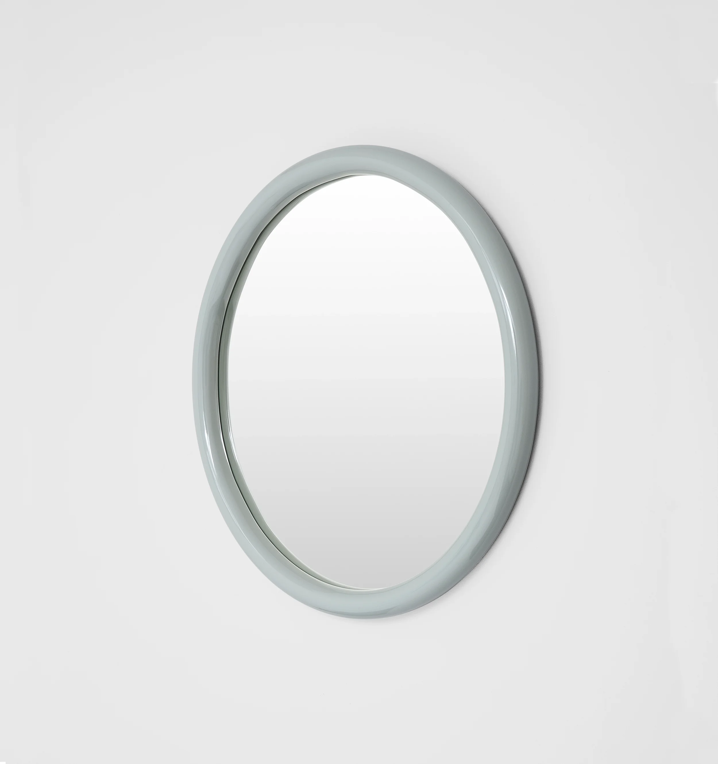 GERTRUDE_ROUND_GLOSS_DUSTY_BLUE_MIRROR_80X80_MFGERG8DB_SIDE.webp