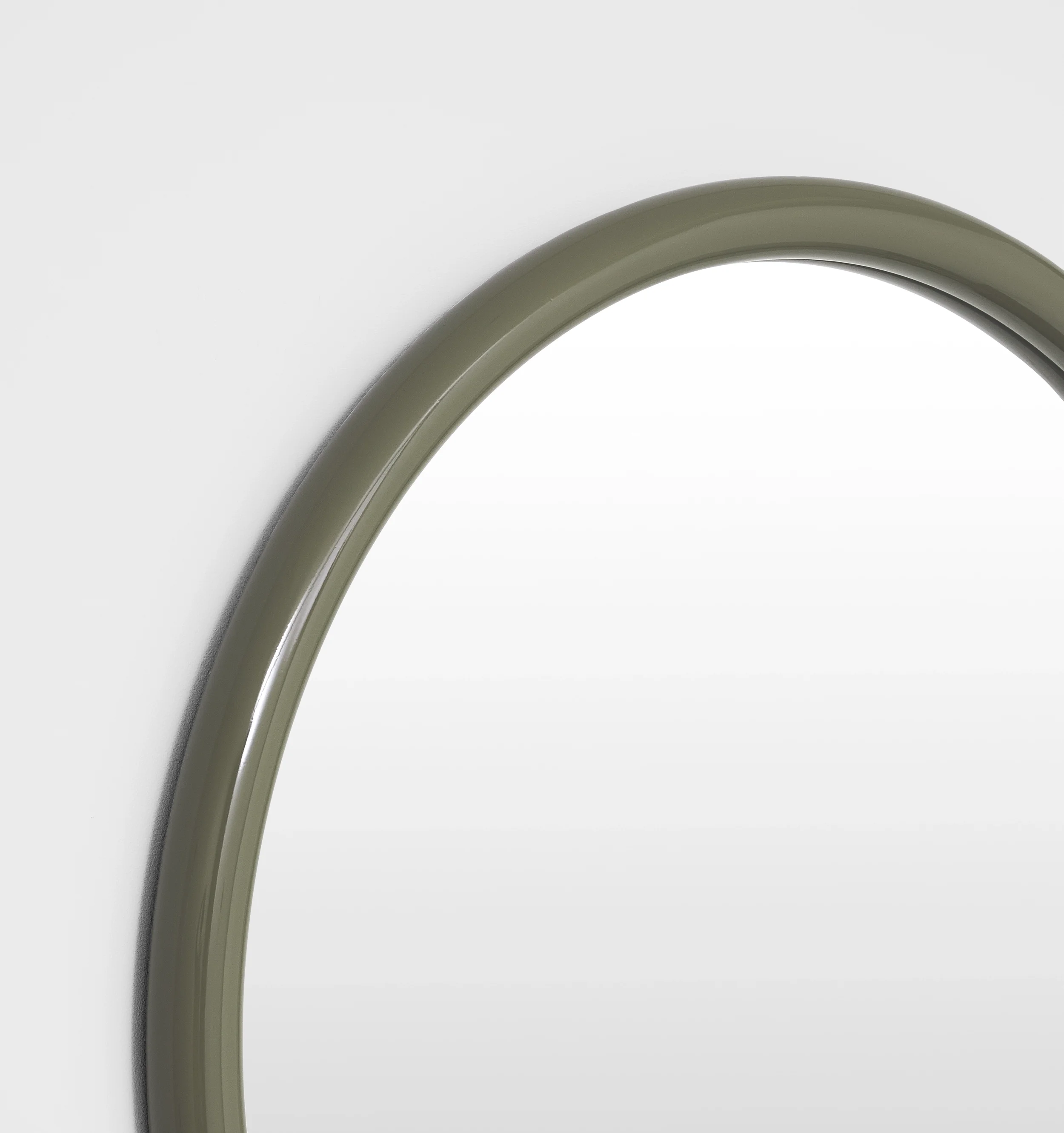 GERTRUDE_ROUND_GLOSS_OLIVE_MIRROR_100X100_MFGERG1OL_CORNER.webp