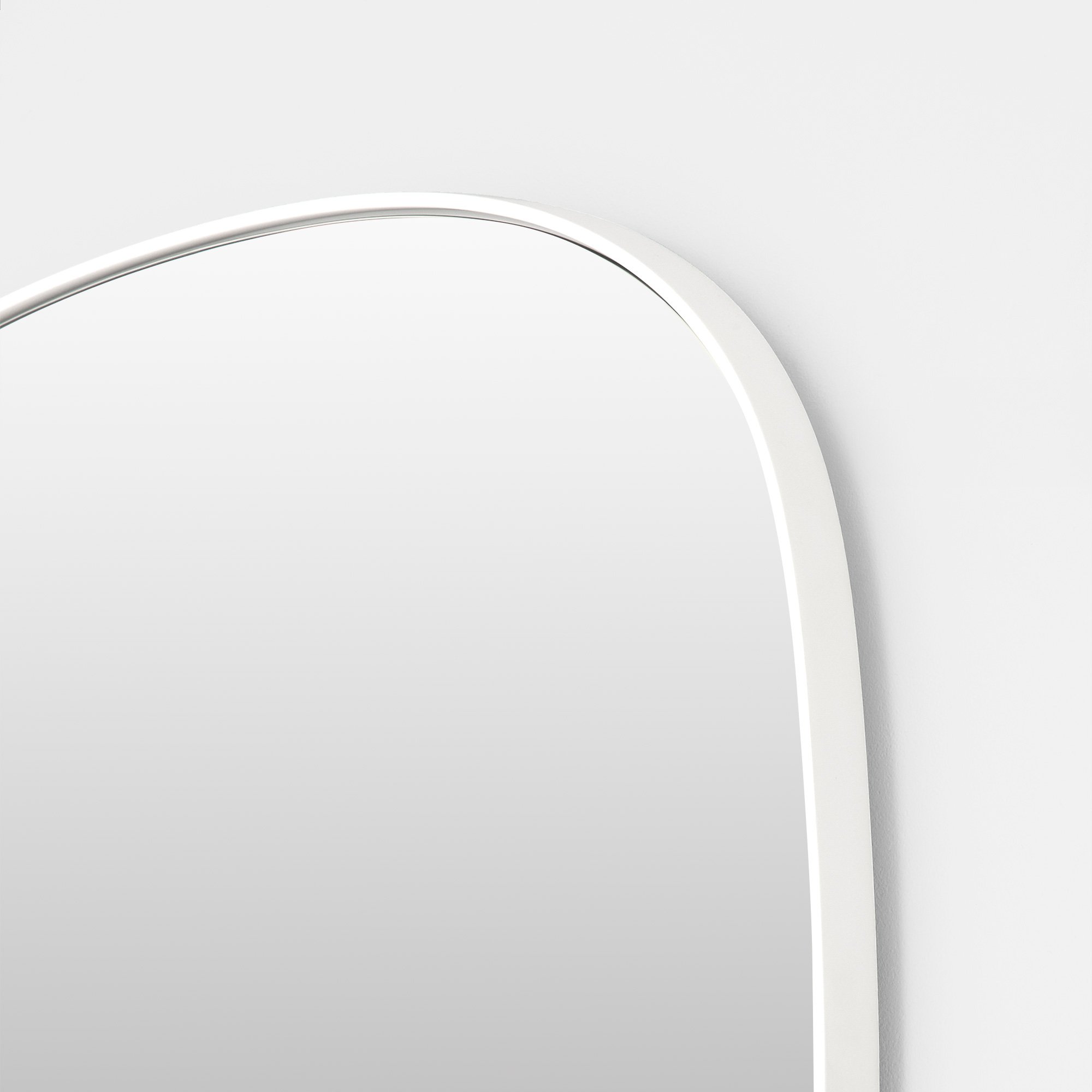 EBB_BRIGHT_WHITE_MIRROR_60X70_CORNER.jpg