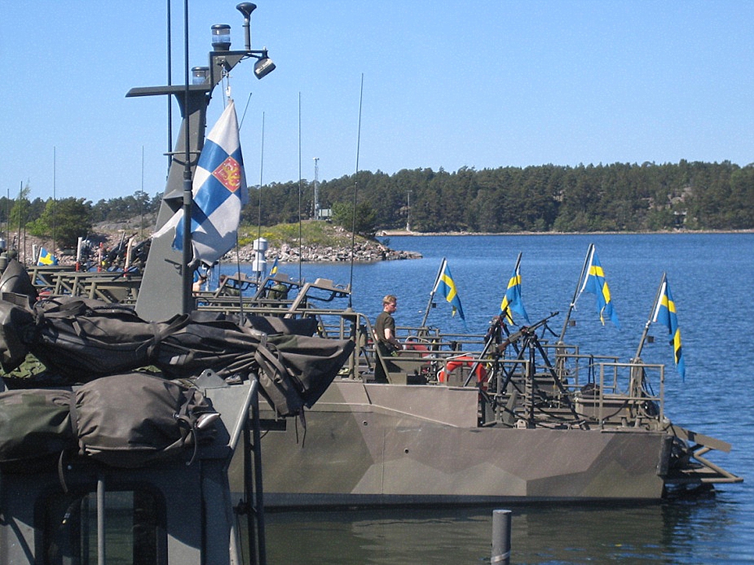 Finska och svenska stridsbåtsförare fick möjlighet att prova varandras flytetyg