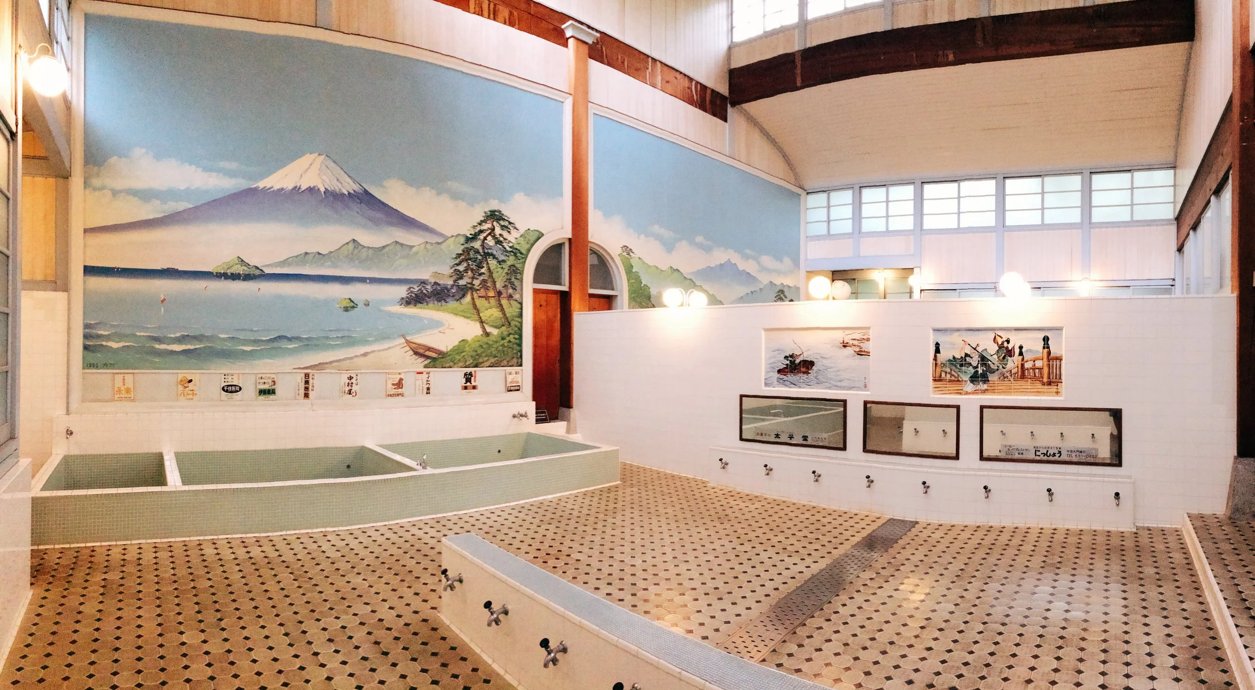上:內有鐵路和街道模型的錢湯,但只限門口和休息室,如果可以一邊泡湯一邊看列車走動就更棒! 下:攝於 江戸東京たてもの園 內錢湯展示,有富士山壁畫,2015